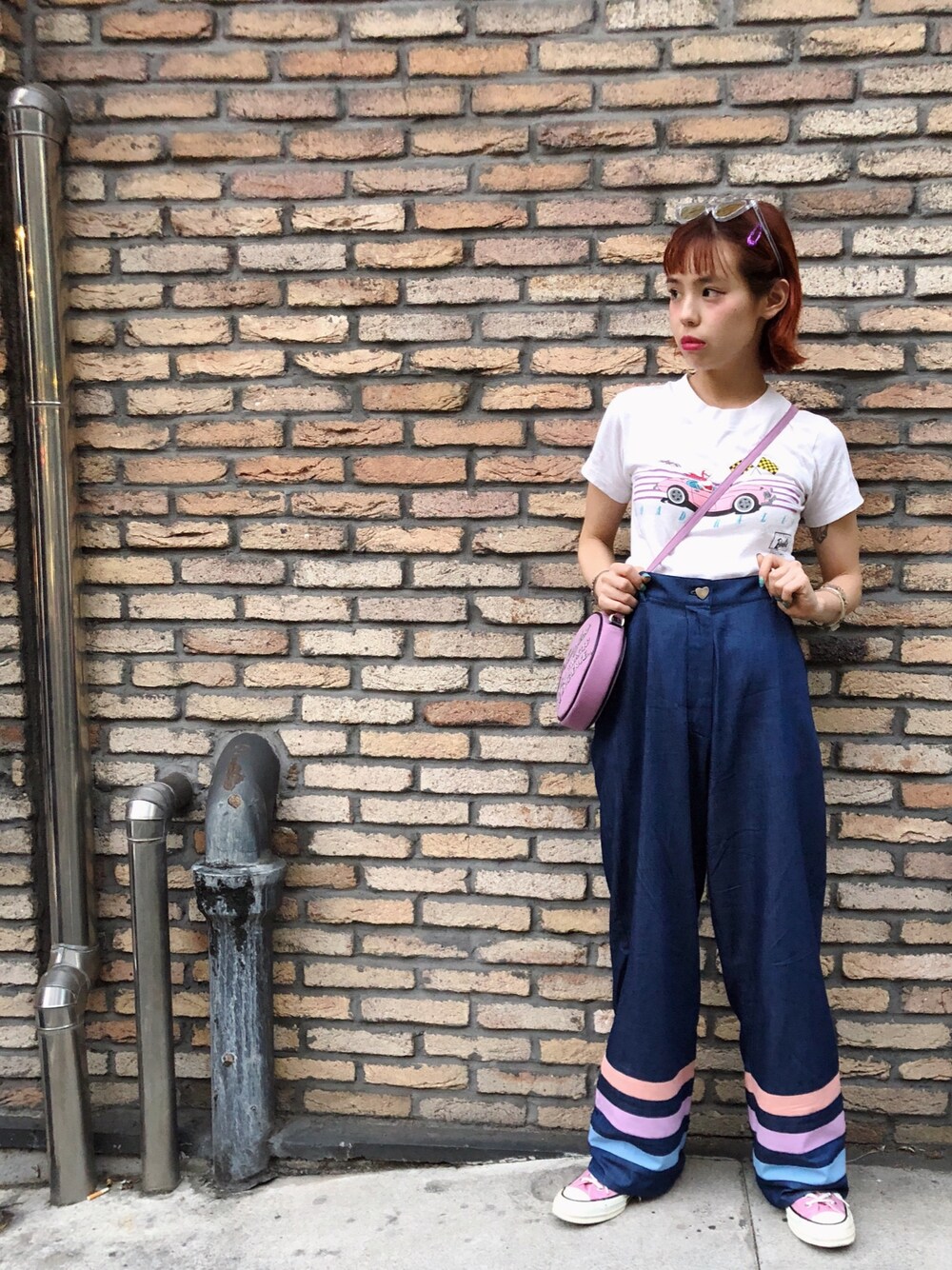 「スニーカーコーデ、converse、Tシャツ、Aymmy in the batty girls」｜「Aymmy in the batty girlsのMARIN'S ワイドパンツ（デニムパンツ、ブルー系）」を使った、瀬戸あゆみさん（レディース・152cm）の夏コーディネートの1枚目の写真