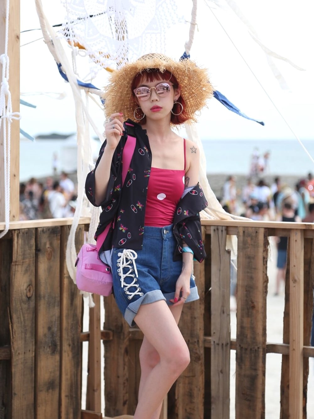 「夏コーデ、サングラス、水着、フェススタイル、Aymmy in the batty girls」｜「Aymmy in the batty girlsのRAINBOW FEELING ビッグブラウス（シャツ/ブラウス、ブラック系）」を使った、瀬戸あゆみさん（レディース・153cm）の夏コーディネートの1枚目の写真