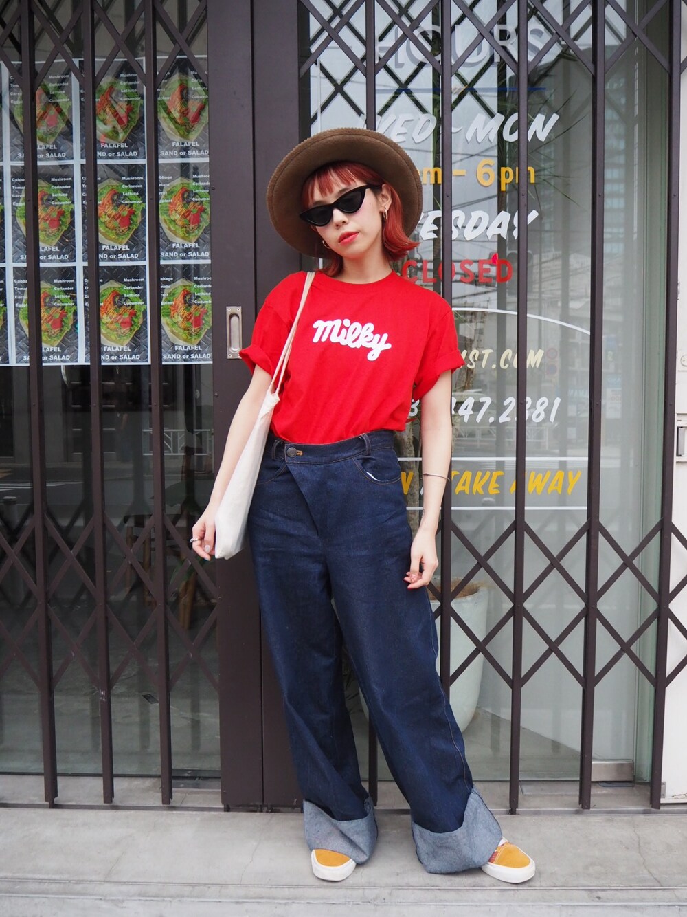 「デニム、Tシャツ、ワイドパンツ、ロゴT、スニーカー、Aymmy in the batty girls」｜「Aymmy in the batty girlsのCHERRY デニムバギーパンツ（デニムパンツ、ブルー系）」を使った、瀬戸あゆみさん（レディース・153cm）の夏コーディネートの1枚目の写真