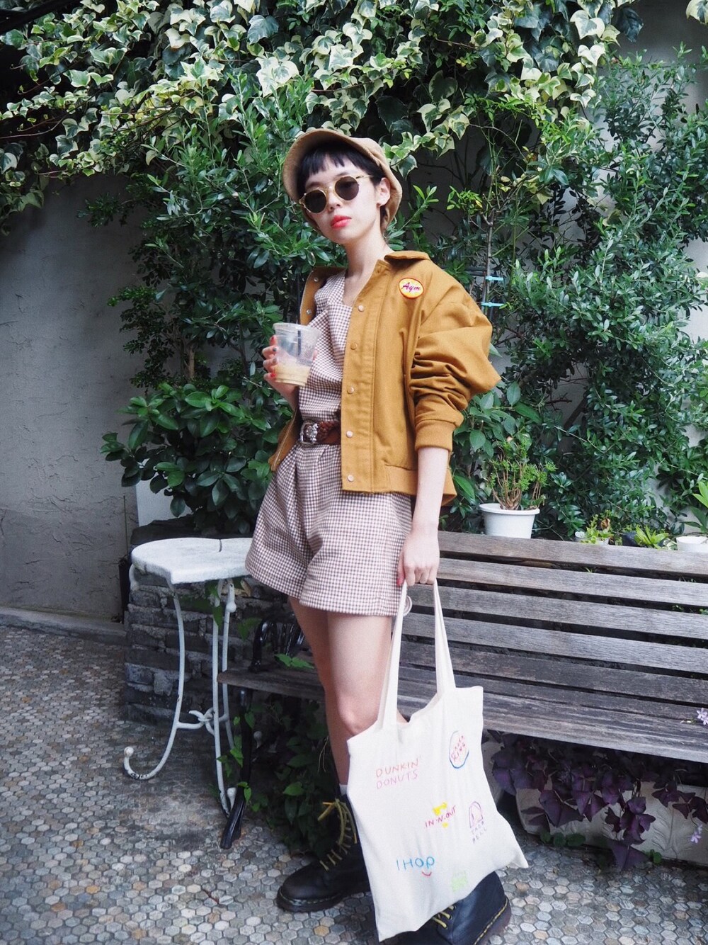 「ブラウン、ワントーンコーデ、ギンガムチェック、Dr.Martens、Aymmy in the batty girls、RUBY AND YOU」｜「Aymmy in the batty girlsのELEVEN ツイルジャケット（ブルゾン、ベージュ系）」を使った、瀬戸あゆみさん（レディース・153cm）の秋コーディネートの1枚目の写真