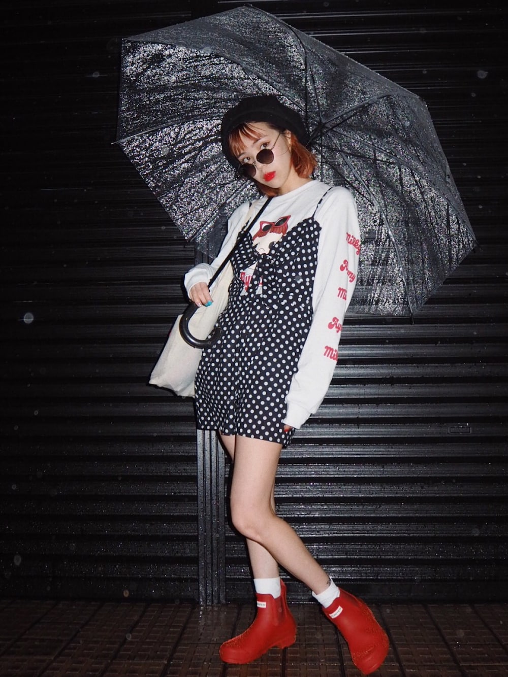 「ドット、レインブーツ、ロンT、HUNTER、Aymmy in the batty girls」｜「Aymmy in the batty girlsのPEKO / Aymmy L/S Tシャツ（Tシャツ/カットソー、ホワイト系）」を使った、瀬戸あゆみさん（レディース・153cm）の秋コーディネートの1枚目の写真