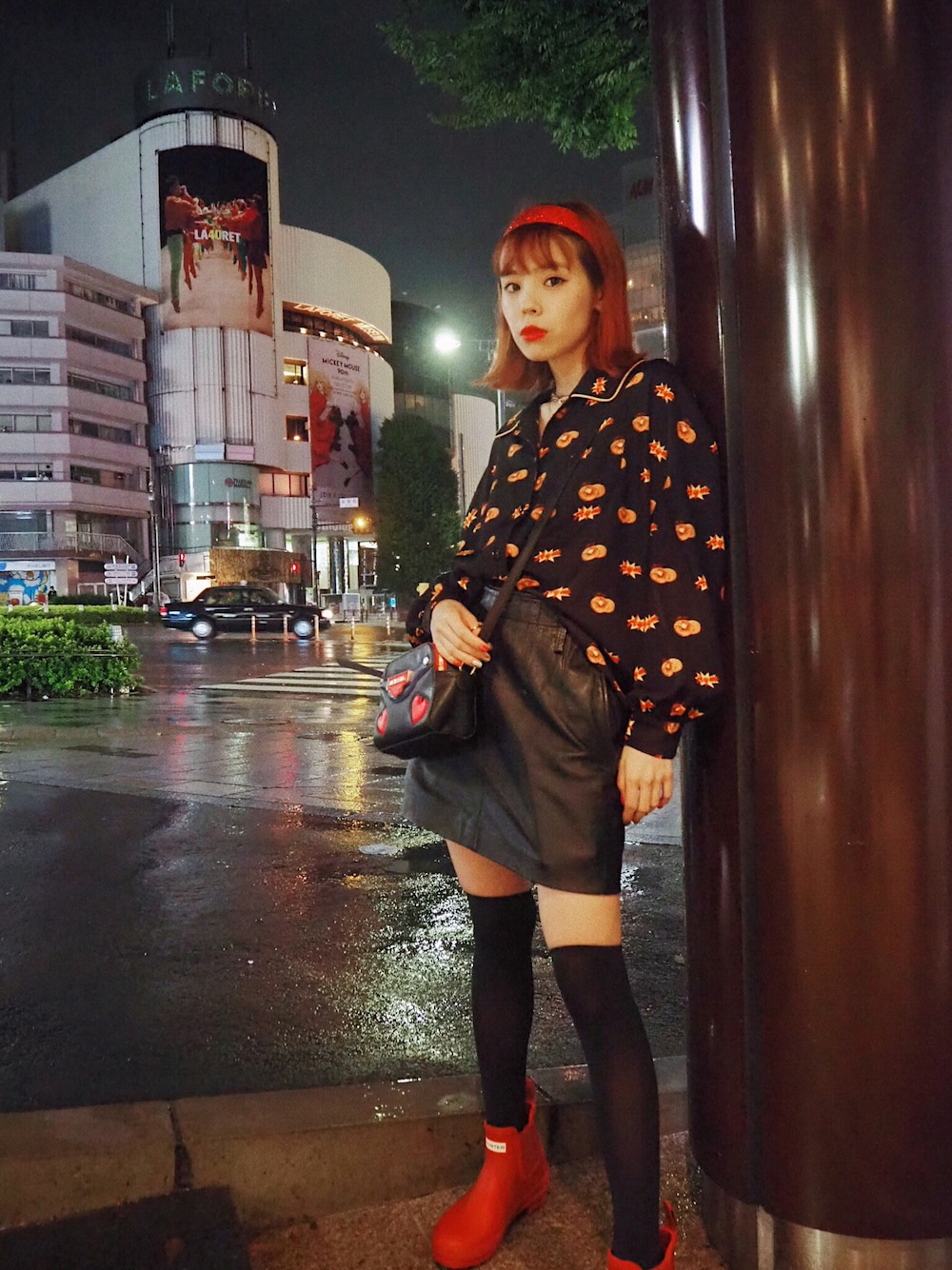 「秋のコーデ、総柄シャツ、HUNTER、レインブーツ、Aymmy in the batty girls」｜「Aymmy in the batty girlsのWAFFLE ビッグブラウス（シャツ/ブラウス、ブラック系）」を使った、瀬戸あゆみさん（レディース・153cm）の秋コーディネートの1枚目の写真