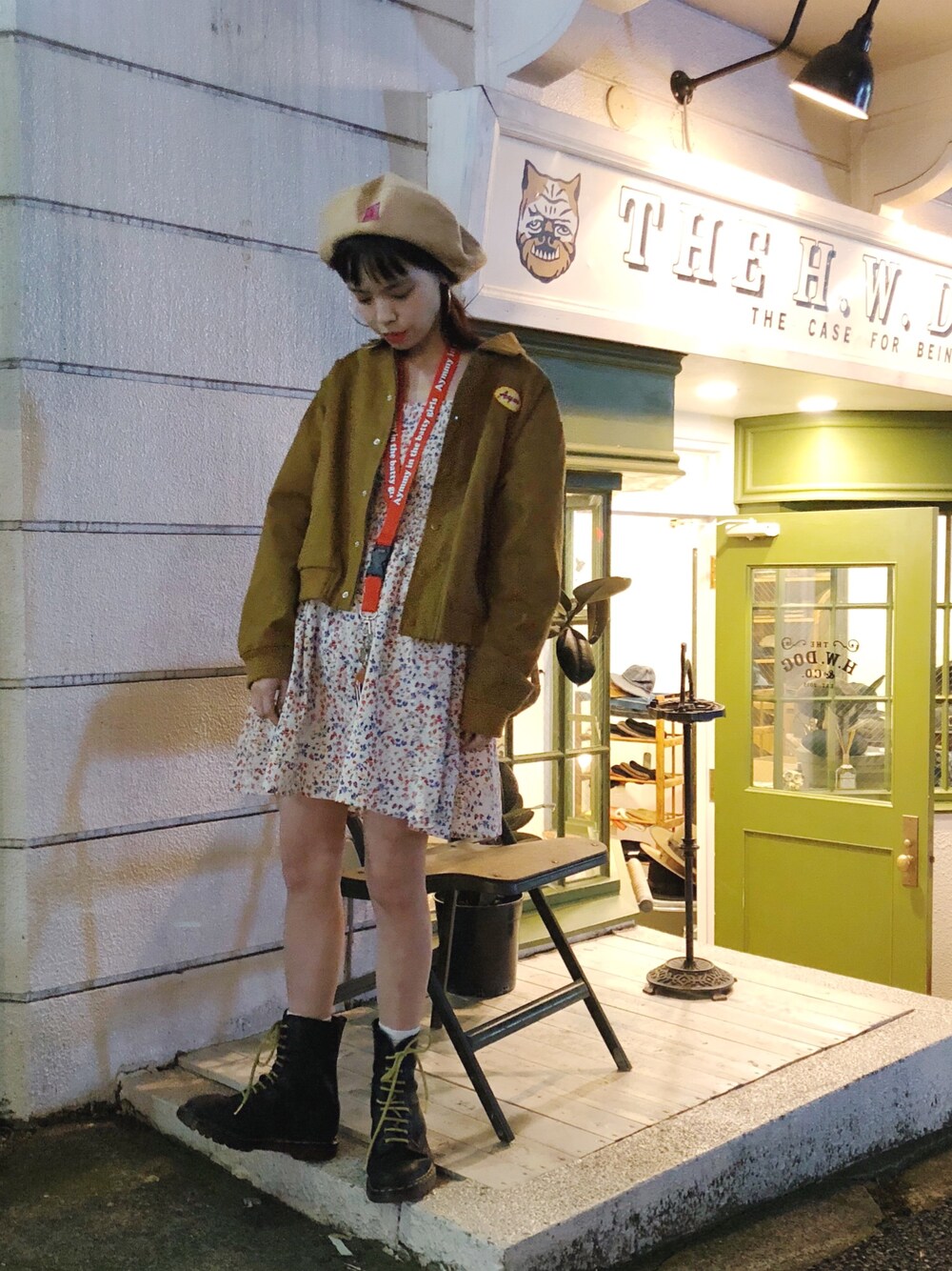 「秋コーデ、ベージュコーデ、ベレー帽、花柄ワンピース、Dr.Martens、Aymmy in the batty girls」｜「Aymmy in the batty girlsのELEVEN ツイルジャケット（ブルゾン、ベージュ系）」を使った、瀬戸あゆみさん（レディース・153cm）の秋コーディネートの1枚目の写真