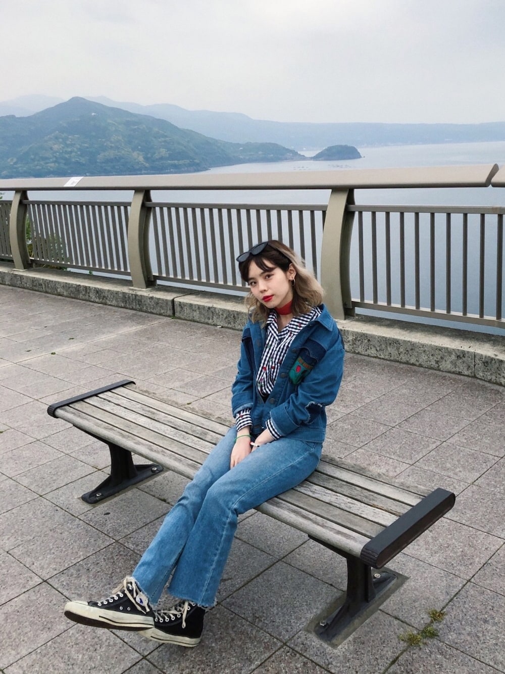 「デニムパンツ、デニムジャケット、デニムオンデニム、ギンガムチェックシャツ、コンバース、Aymmy in the batty girls」｜「Aymmy in the batty girlsのアイテム（デニムジャケット、ブルー系）」を使った、瀬戸あゆみさん（レディース・153cm）の春コーディネートの1枚目の写真