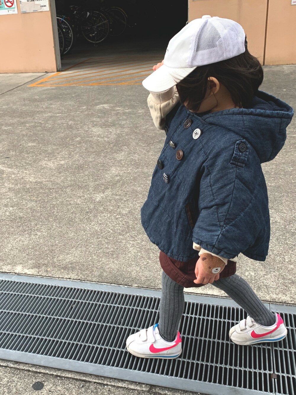 「キッズファッション、キャップ、2歳、女の子コーデ、女の子」｜「DOUBLE_Bのアイテム（ポンチョ、ブルー系）」を使った、A&Hさん（キッズ・80cm）の冬コーディネートの1枚目の写真