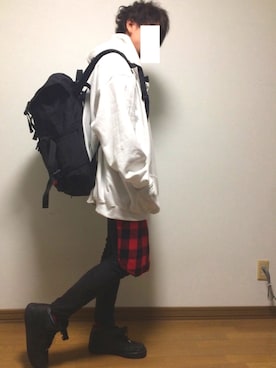 「黒リュック」｜「アイテム（チノパンツ）」を使った、HEROさん（メンズ・172cm）の冬コーディネート