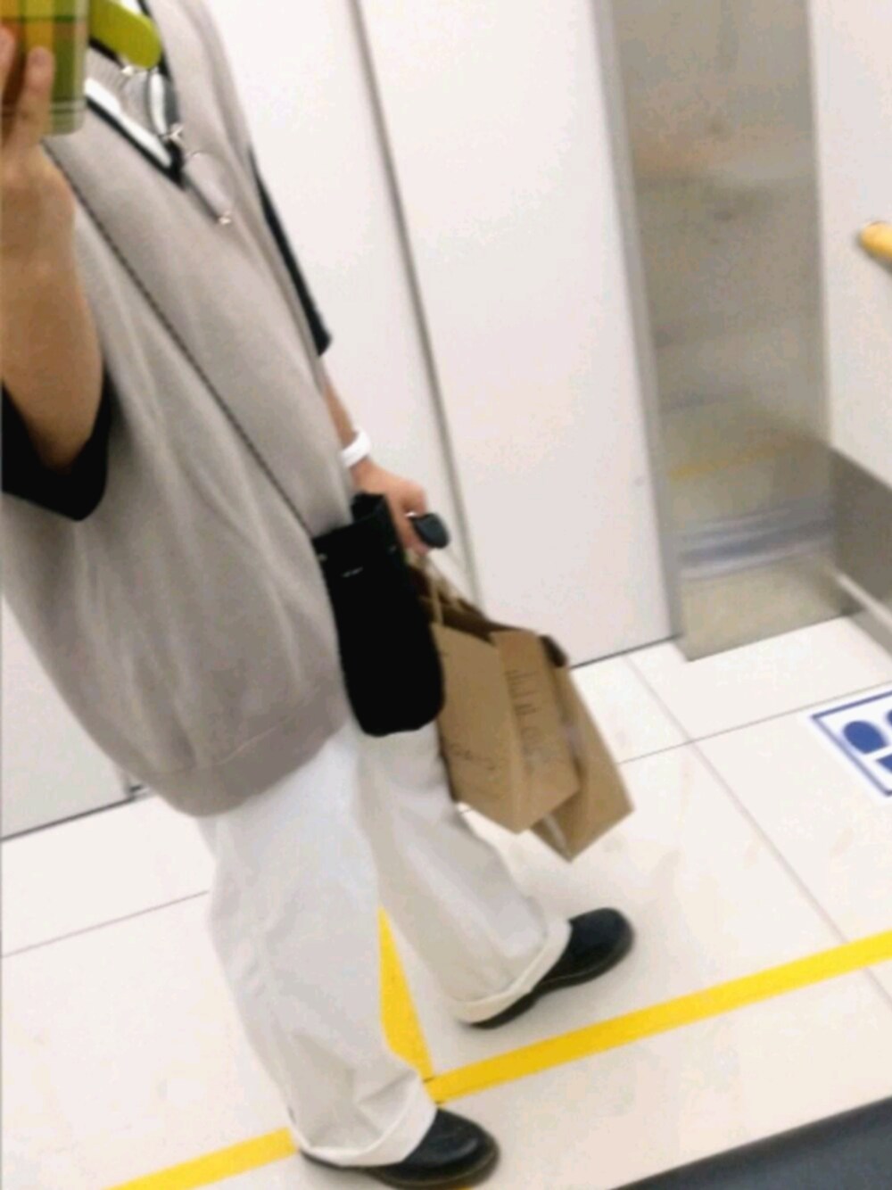 「GU、低身長、ビッグシルエット、メガネ男子、夏コーデ、おしゃれさんと繋がりたい、ラフコーデ、ワイドパンツ、ホワイトパンツ、プチプラ」｜「GUのアイテム（ベスト、ベージュ系）」を使った、メルカリ好きのよぺさん（メンズ・168cm）の夏コーディネートの1枚目の写真