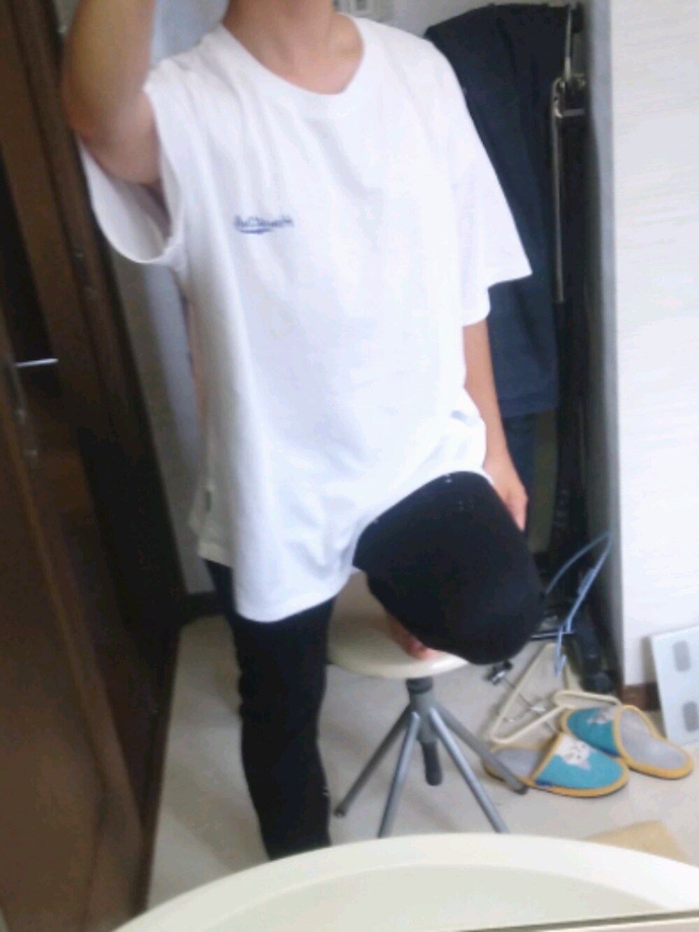 「GU、ゆるコーデ、モノトーン、シンプル、おしゃれさんと繋がりたい、プチプラ、ビッグシルエット、ラクチンコーデ、休日コーデ、スキニーパンツ」｜「GUのアイテム（トップス、ホワイト系）」を使った、メルカリ好きのよぺさん（メンズ・168cm）の夏コーディネートの1枚目の写真