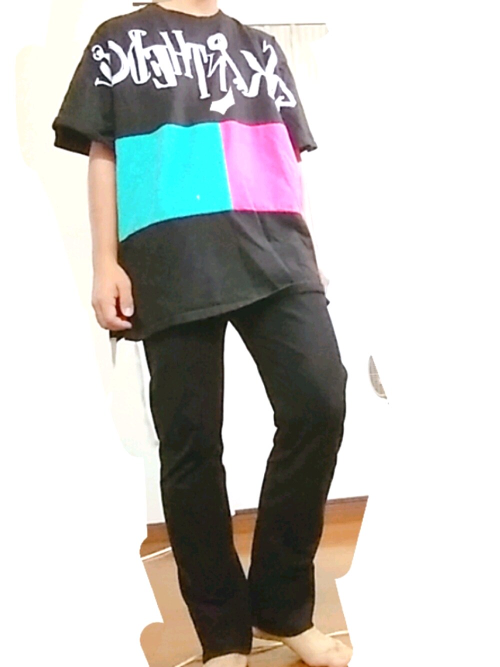 「オーバーサイズ、今日のコーデ、おしゃれさんと繋がりたい、いいね、save、フォローお願いします🤑、プチプラコーデ、GU、黒スキニー、Tシャツ、ゆるコーデ、休日スタイル」｜「GUのワンダーシェイプカラースキニーパンツ(股下76cm)（パンツ、ブラック系）」を使った、メルカリ好きのよぺさん（メンズ・168cm）の夏コーディネートの1枚目の写真