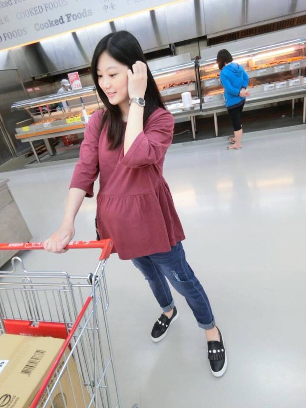 レッド系のマタニティウェア/グッズ、ブルー系のマタニティウェア/グッズを着用したレディースの夏コーディネートの1枚目の写真