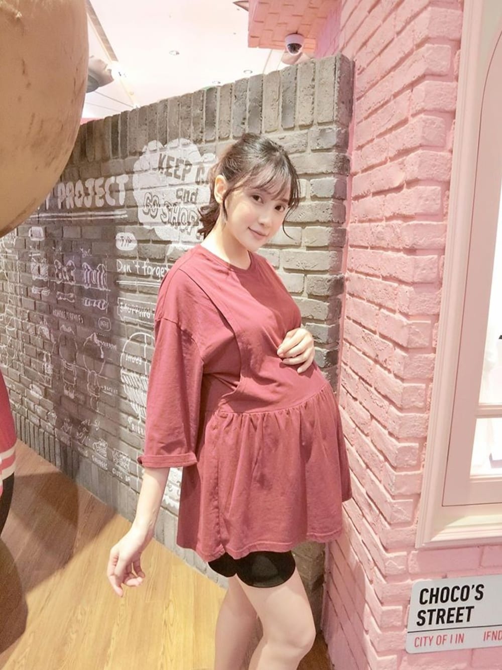 レッド系のマタニティウェア/グッズを着用したレディースの冬コーディネートの1枚目の写真