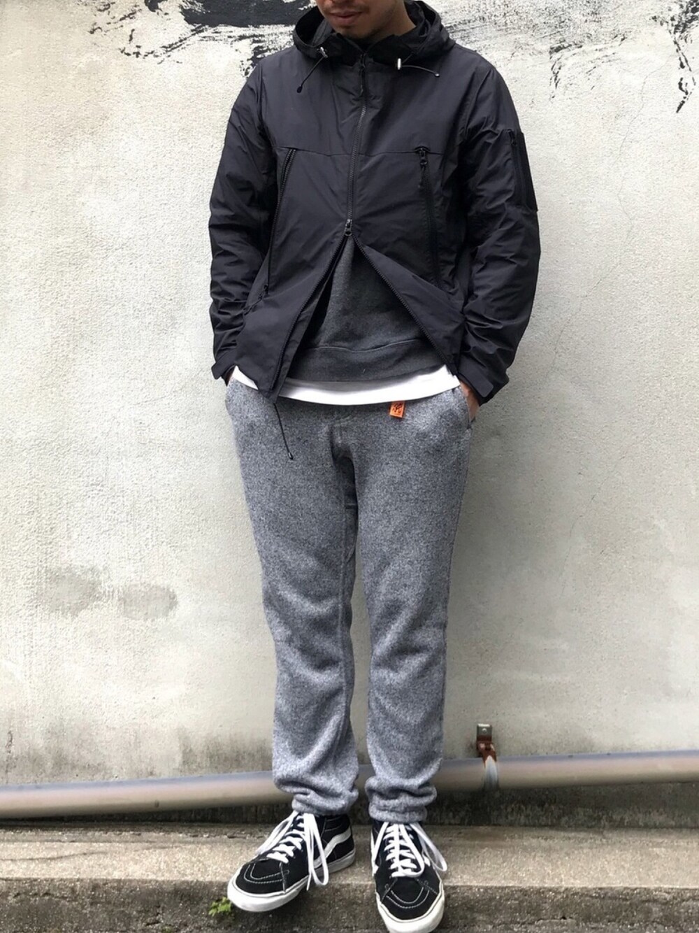 「マウンテンパーカー、グラミチ、フリースパンツ、アーバンリサーチ、URBAN RESEARCH、urban research rosso men、ラフ、冬」｜「URBAN RESEARCH ROSSO MENの【Begin掲載】GRAMICCI別注フリースナローパンツ（その他パンツ、グレー系）」を使った、rossomikiさん（メンズ・173cm）の秋コーディネートの1枚目の写真