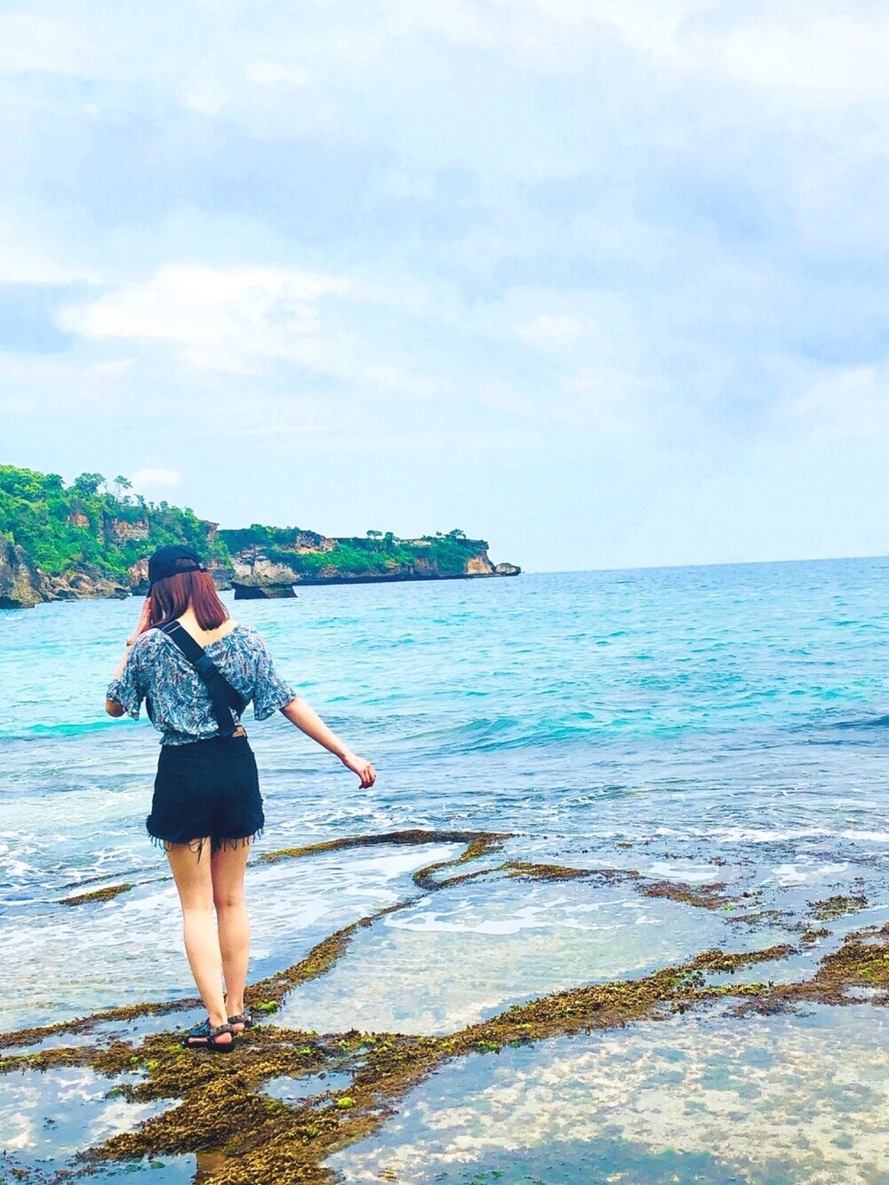 「オトナカジュアル、プチプラ、夏、リゾート、ブルー、海、海スタイル」｜「earth music&ecologyのアイテム（トップス、ブルー系）」を使った、chipiさん（レディース・160cm）の春コーディネートの1枚目の写真
