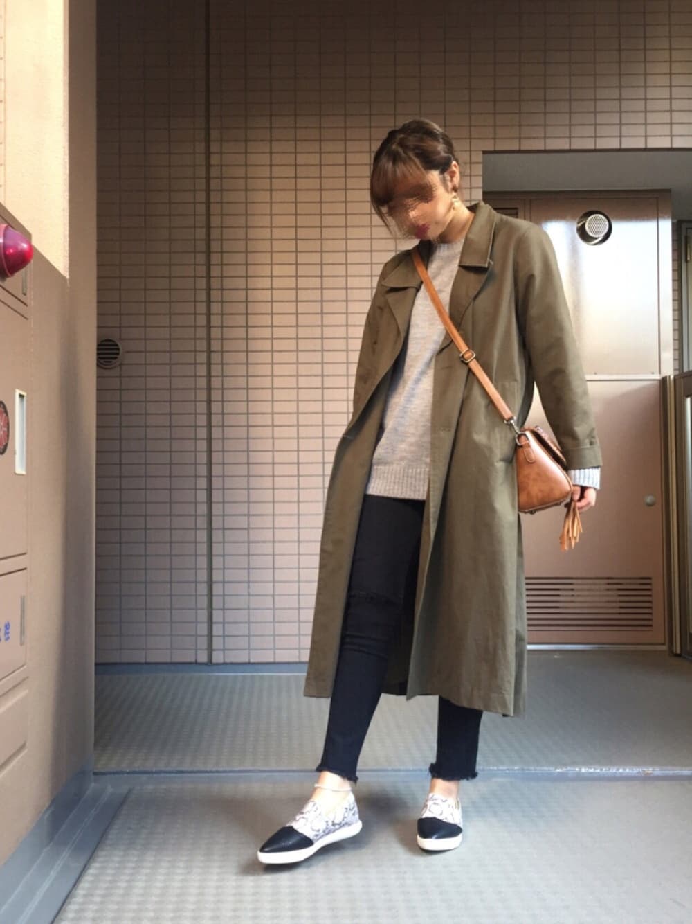 「大人カジュアル、休日スタイル、denim、プチプラコーデ、スキニー、スリッポン、パイソン柄、きれいめカジュアル、カーキアウター」｜「ANAPのアイテム（ジャケット/アウター、ベージュ系）」を使った、mokoさん（レディース・158cm）の春コーディネートの1枚目の写真
