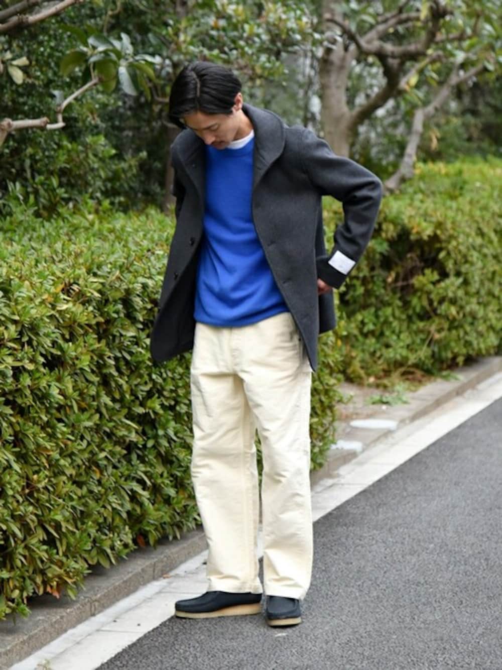 「ブルー、メルトン、シップス、SHIPS、カシミヤ、ワークパンツ、clarks」｜「SHIPSのSHIPS: スーパー140'S 100%WOOL メルトン ショールカラー コート（ピーコート、グレー系）」を使った、安本さん（メンズ・170cm）の冬コーディネートの1枚目の写真