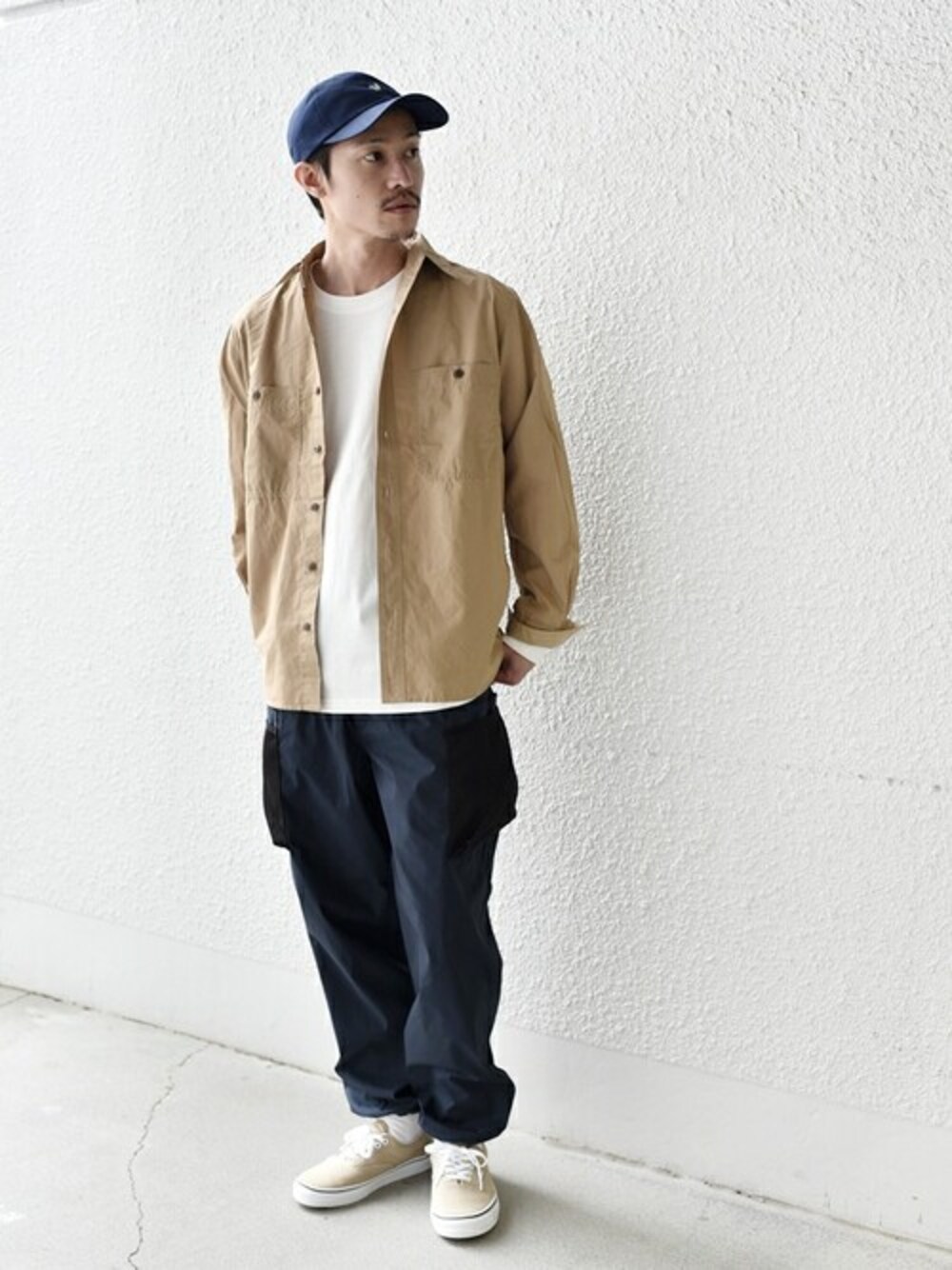 「VANS、ミリタリー、アウトドアスタイル、キャップ、大人カジュアル、シップス、休日スタイル、SHIPS、きれいめカジュアル、プリントT」｜「SHIPSのSHIPS: ミリタリー タイプライター レギュラーカラーシャツ（シャツ/ブラウス、ベージュ系）」を使った、安本さん（メンズ・170cm）の春コーディネートの1枚目の写真