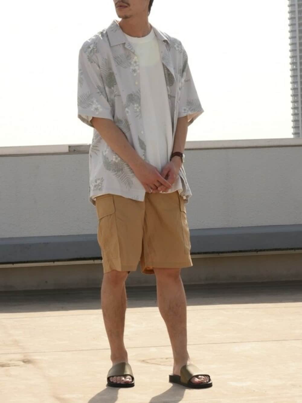 ゴールド系のサンダル、グレー系のシャツ/ブラウス、ホワイト系のTシャツ/カットソーを着用したメンズの春コーディネートの1枚目の写真