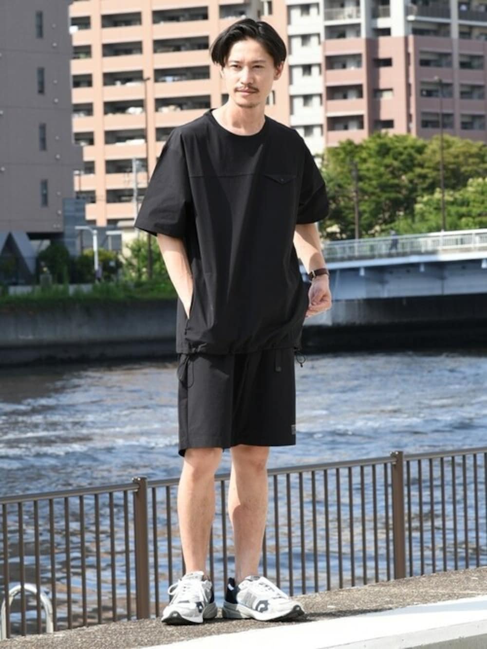 「セットアップ、New Balance、ワンマイルウェア、大人カジュアル、シップス、休日スタイル、ハーフパンツ、SHIPS、夏コーデ」｜「SHIPSのSHIPS: SHELTECH(R) ライト Tシャツ（Tシャツ/カットソー、ブラック系）」を使った、安本さん（メンズ・170cm）の夏コーディネートの1枚目の写真