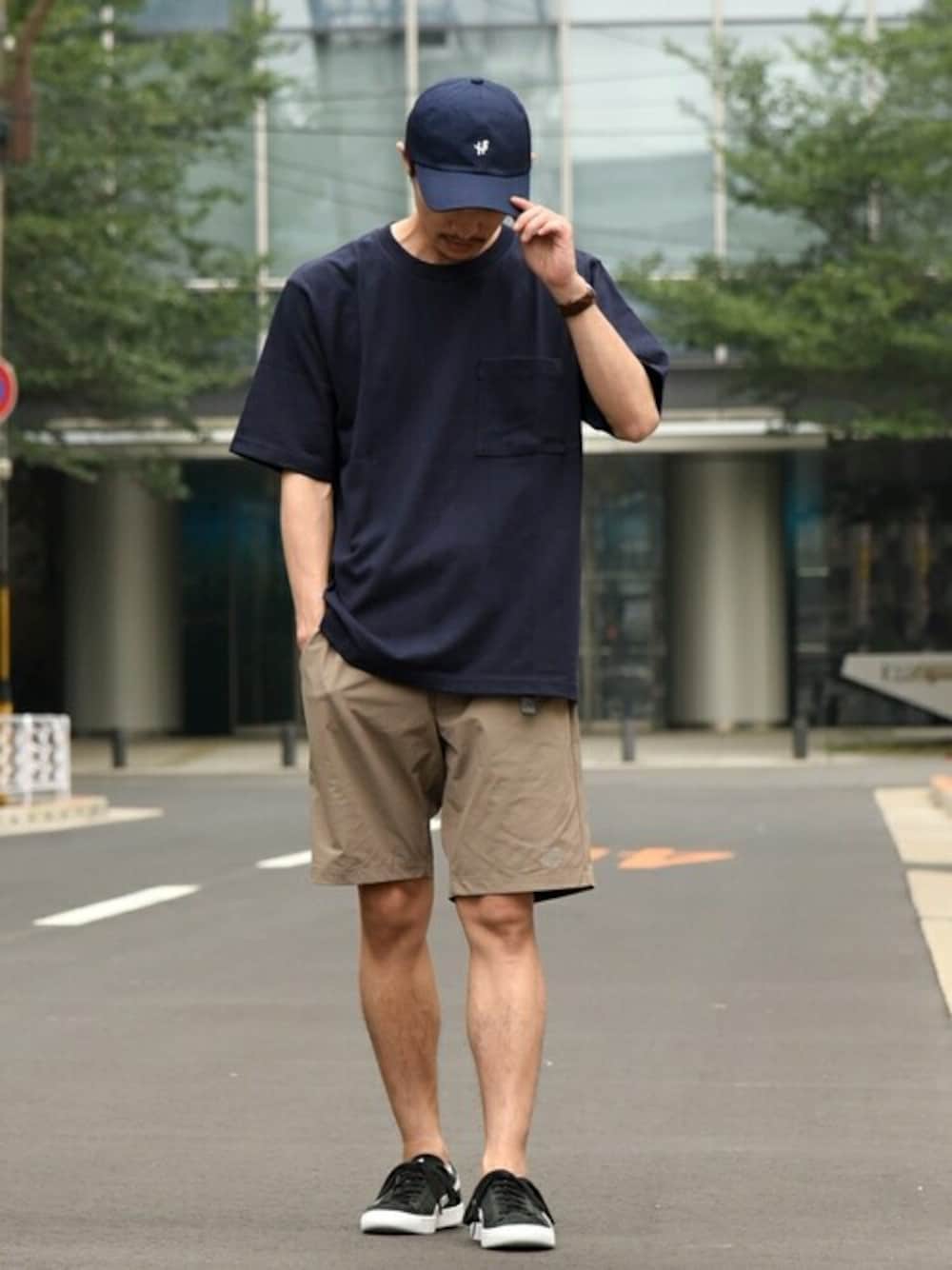 「キャップ、ショートパンツ、大人カジュアル、シップス、ハーフパンツ、SHIPS、PUMA、休日コーデ、夏コーデ」｜「SHIPSのSHIPS: USコットン リラックス クルーネック Tシャツ（Tシャツ/カットソー、ブルー系）」を使った、安本さん（メンズ・170cm）の夏コーディネートの1枚目の写真