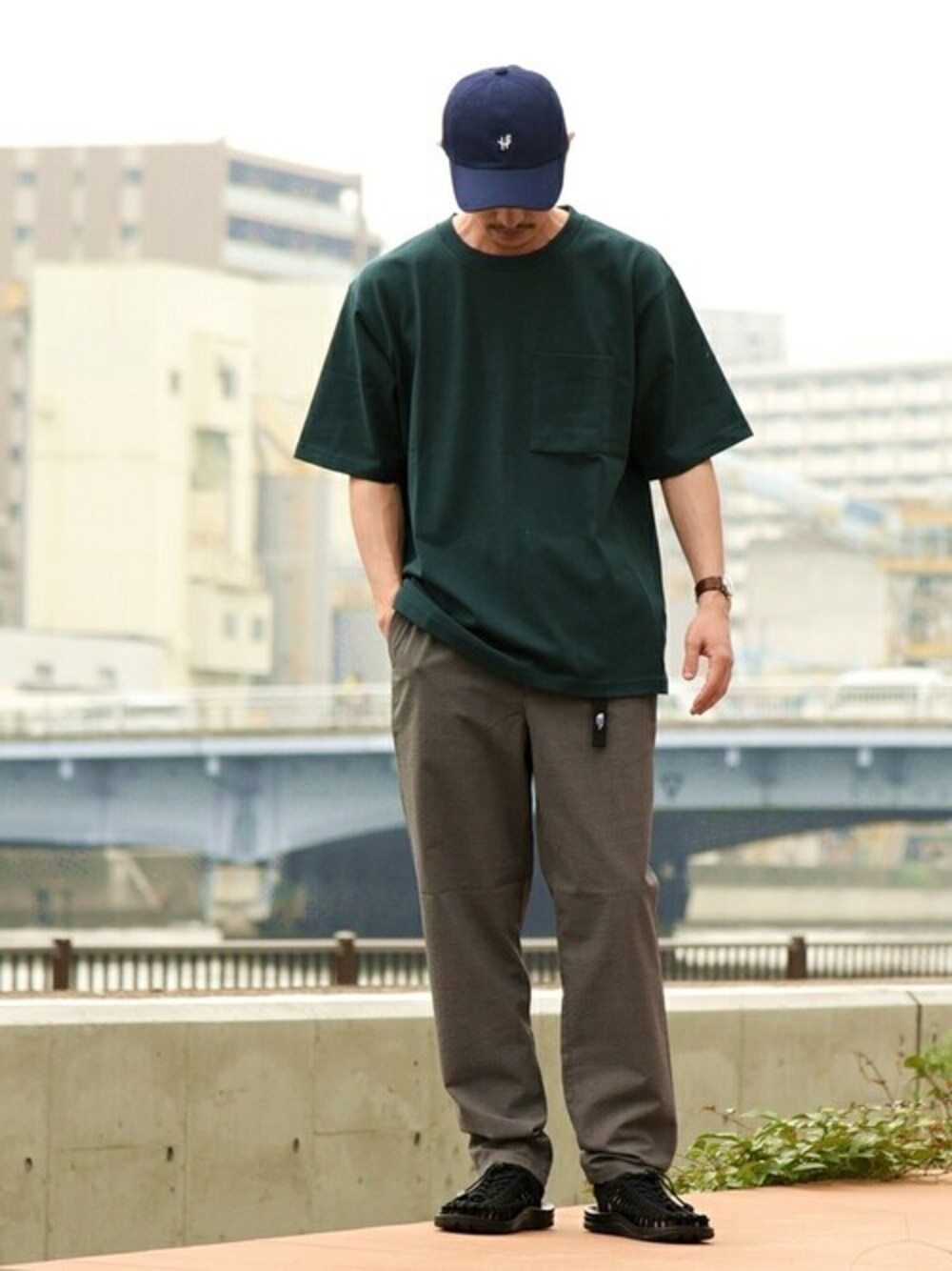 グリーン系のTシャツ/カットソー、グレー系のその他パンツ、ブラック系のサンダルを着用したメンズの夏コーディネートの1枚目の写真