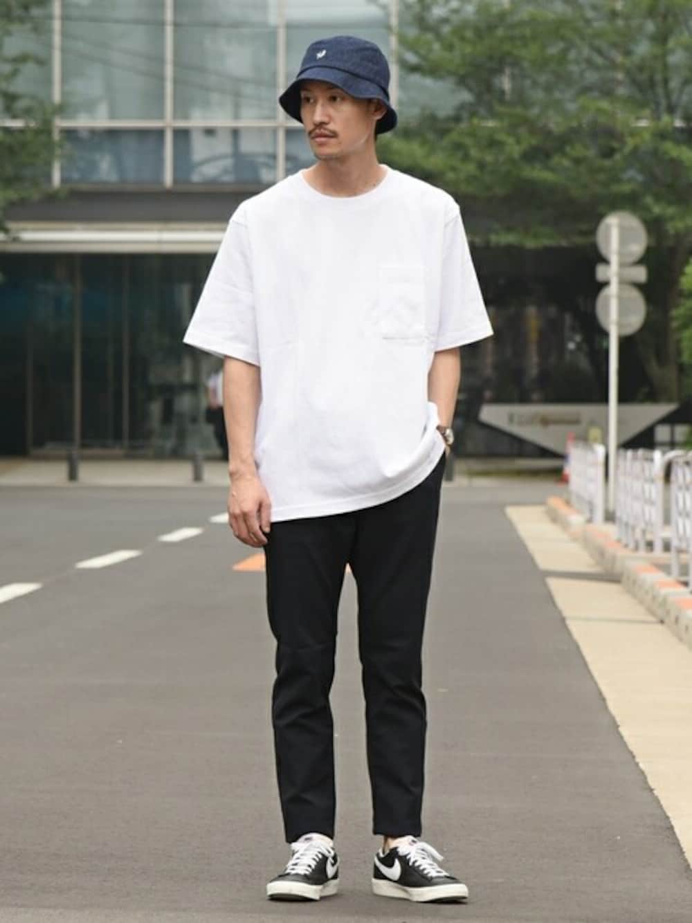 「NIKE、大人カジュアル、シップス、休日スタイル、SHIPS、シンプルコーデ、夏コーデ、バケットハット、白Tシャツ」｜「SHIPSのSHIPS: USコットン リラックス クルーネック Tシャツ（Tシャツ/カットソー、ホワイト系）」を使った、安本さん（メンズ・170cm）の夏コーディネートの1枚目の写真