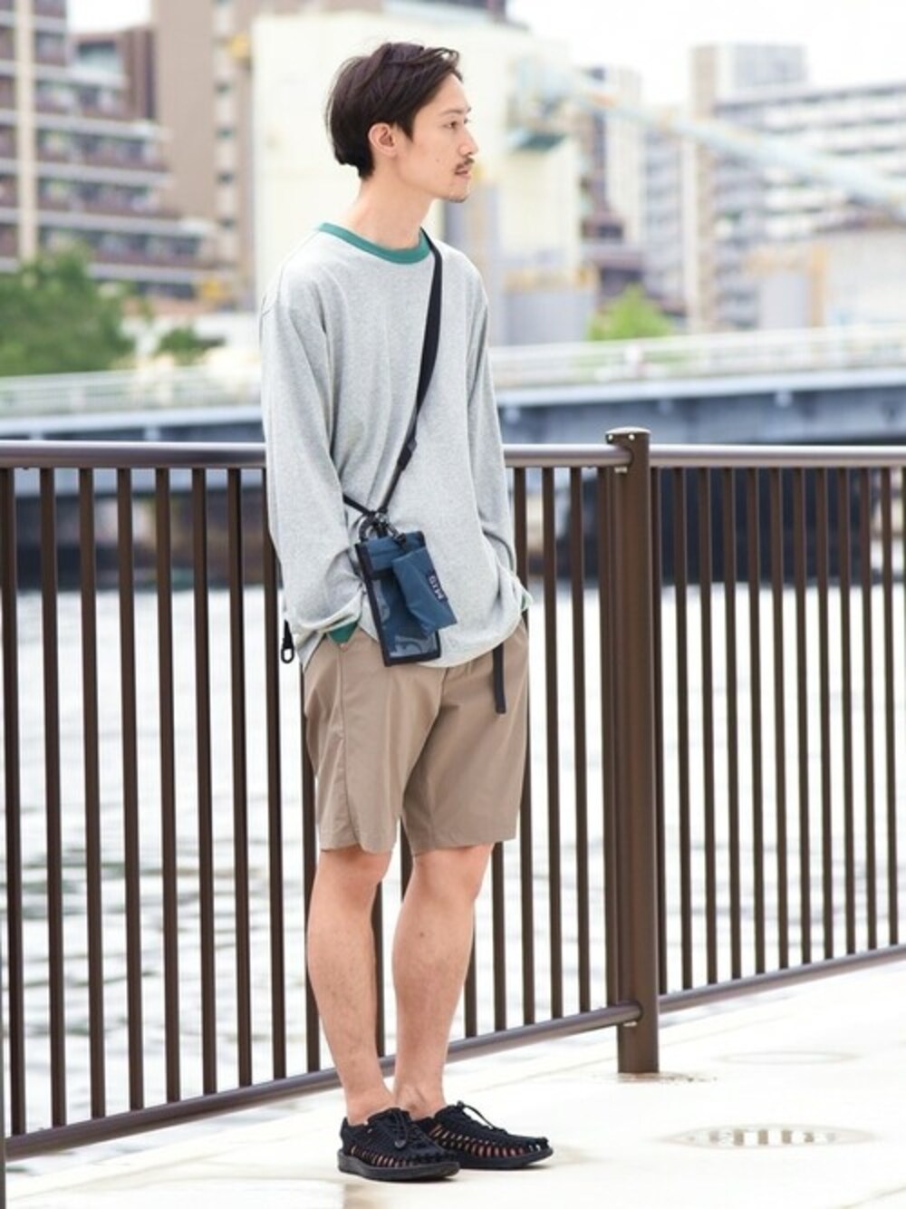 グレー系のTシャツ/カットソー、ベージュ系のその他パンツ、ブラック系のサンダルを着用したメンズの夏コーディネートの1枚目の写真