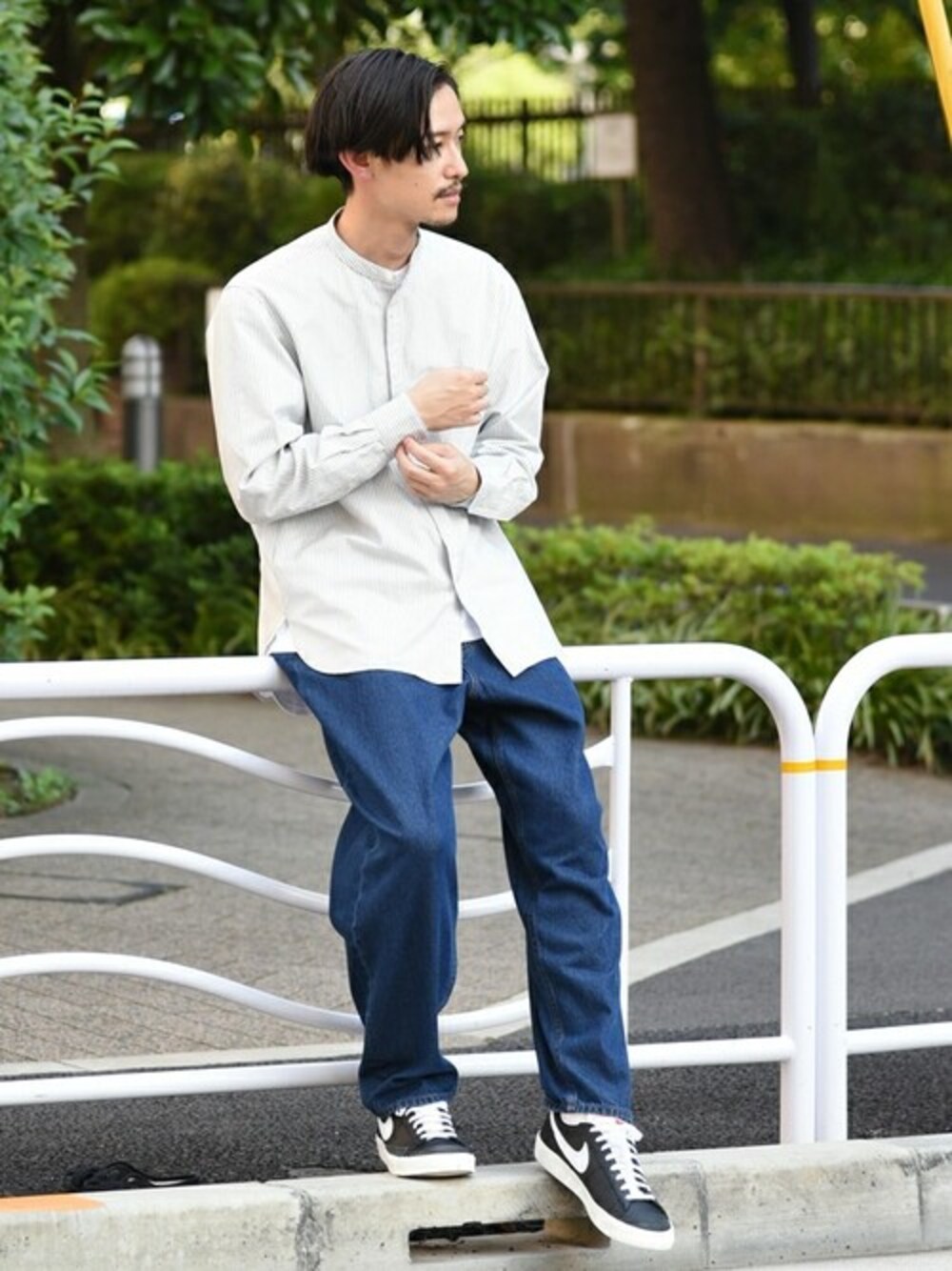 ブラウン系のシャツ/ブラウス、ホワイト系のTシャツ/カットソー、ブルー系のデニムパンツを着用したメンズの夏コーディネートの1枚目の写真