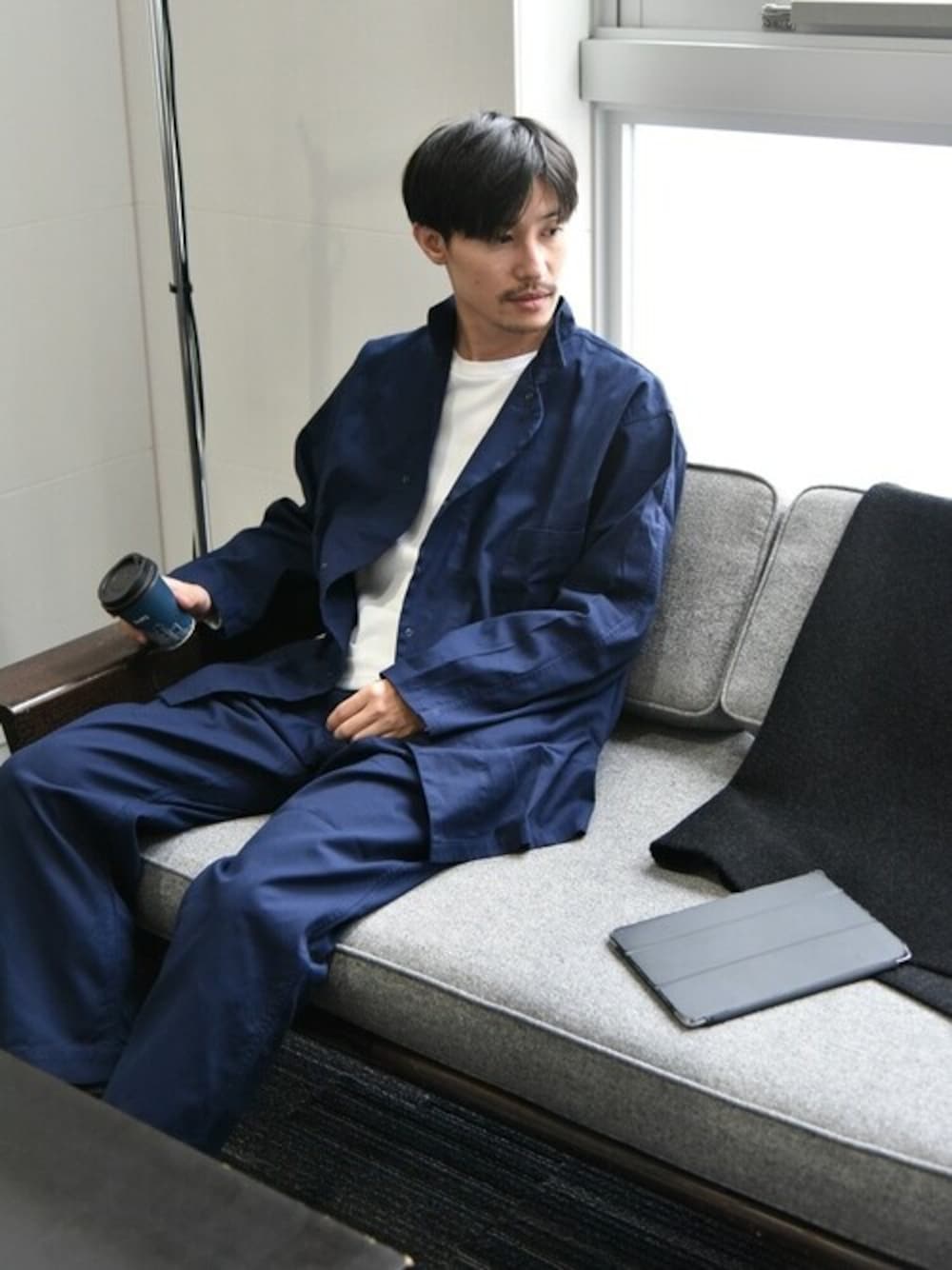 ブルー系のカバーオール、ブルー系のその他パンツ、ホワイト系のTシャツ/カットソーを着用したメンズの秋コーディネートの1枚目の写真