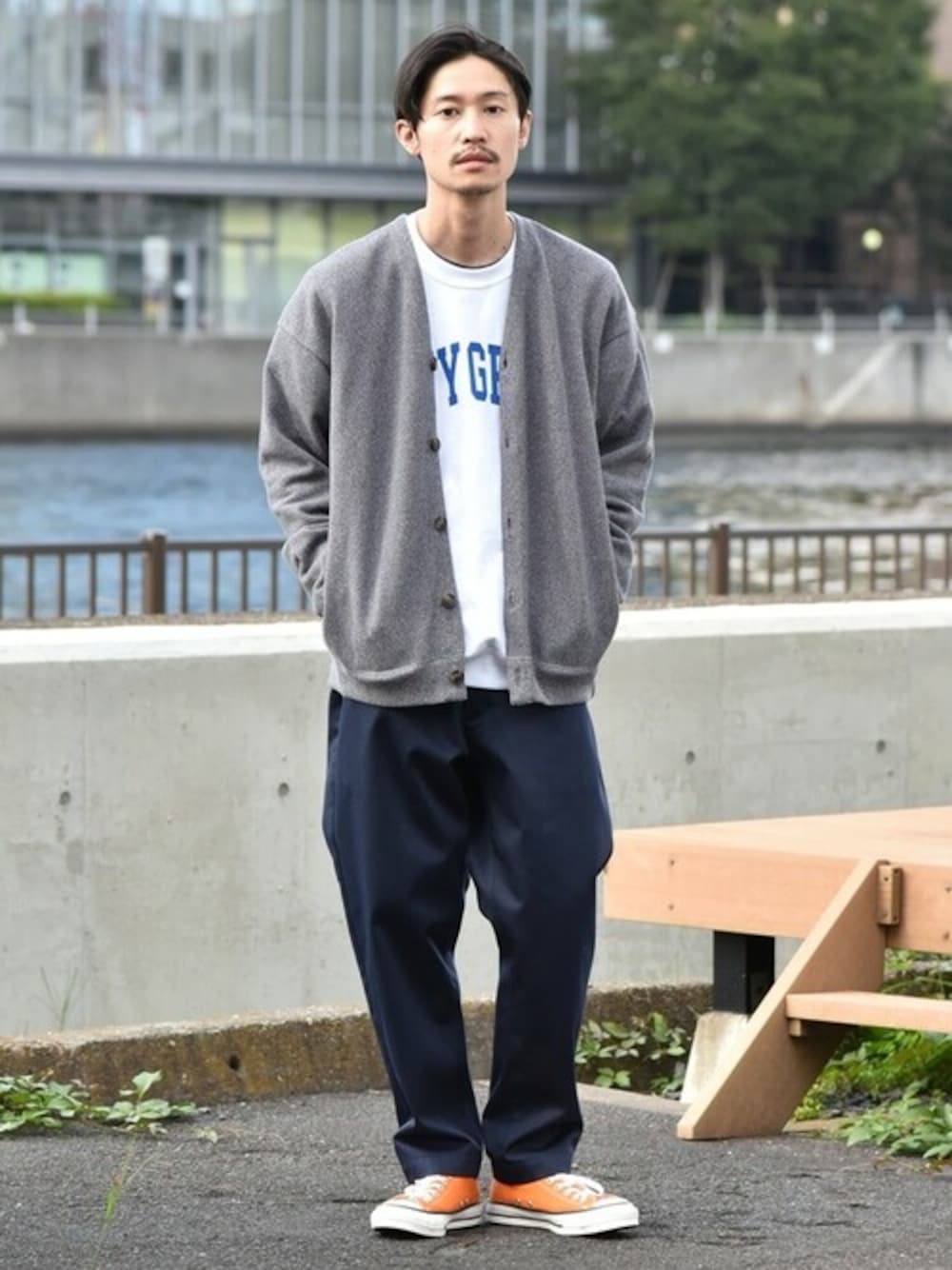 「カーディガン、スウェット、チノパン、converse、シップス、休日スタイル、SHIPS、きれいめカジュアル、crepuscule」｜「crepusculeの【SHIPS別注】crepuscule: LIGHT MOSS STITCH カーディガン（カーディガン/ボレロ、ブルー系）」を使った、安本さん（メンズ・170cm）の秋コーディネートの1枚目の写真