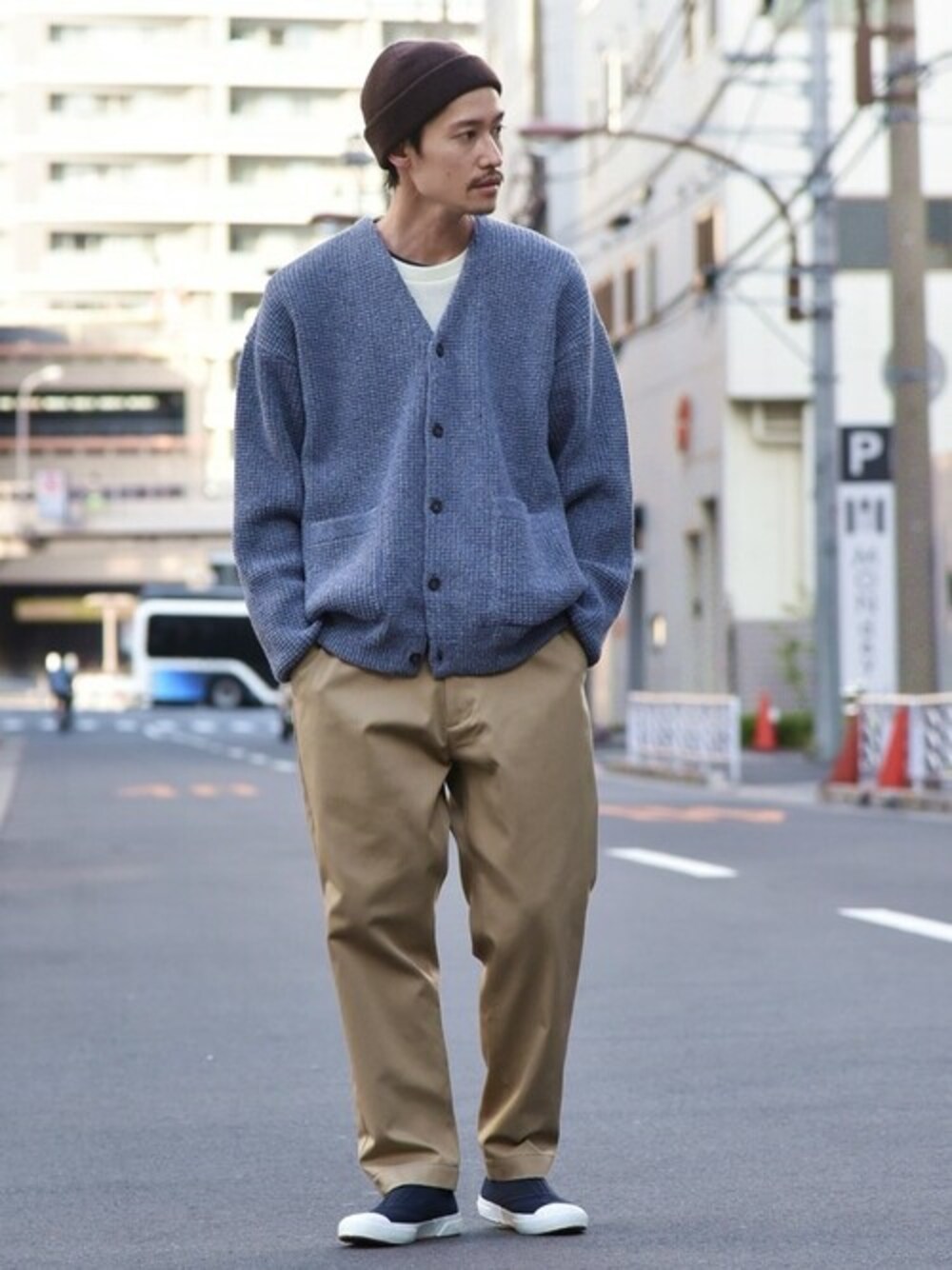 ブルー系のカーディガン/ボレロ、ホワイト系のTシャツ/カットソー、ベージュ系のチノパンツを着用したメンズの冬コーディネートの1枚目の写真