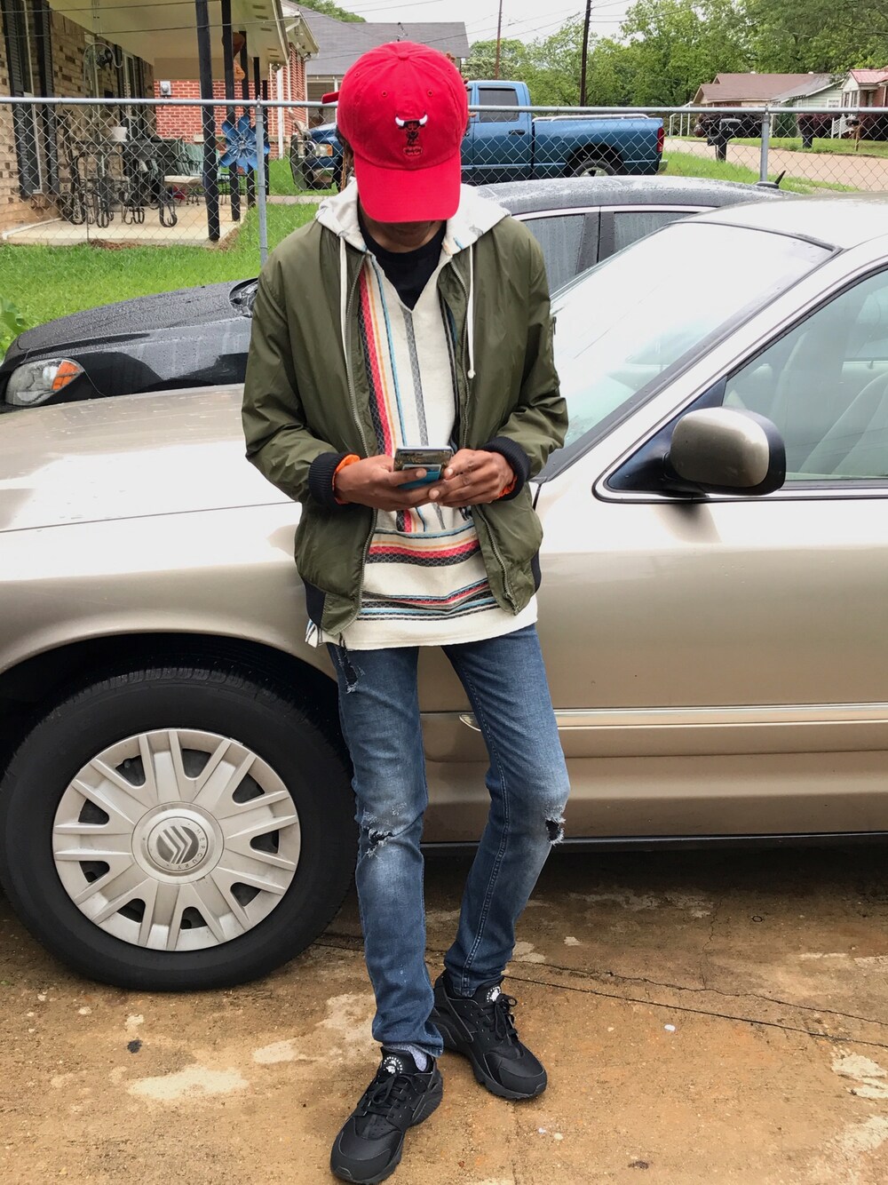 「stripes、destroyed jeans、47 BRAND、layers、mississippi」｜「H&Mのアイテム（デニムパンツ、ブルー系）」を使った、Cocoさん（メンズ・175cm）の春コーディネートの1枚目の写真