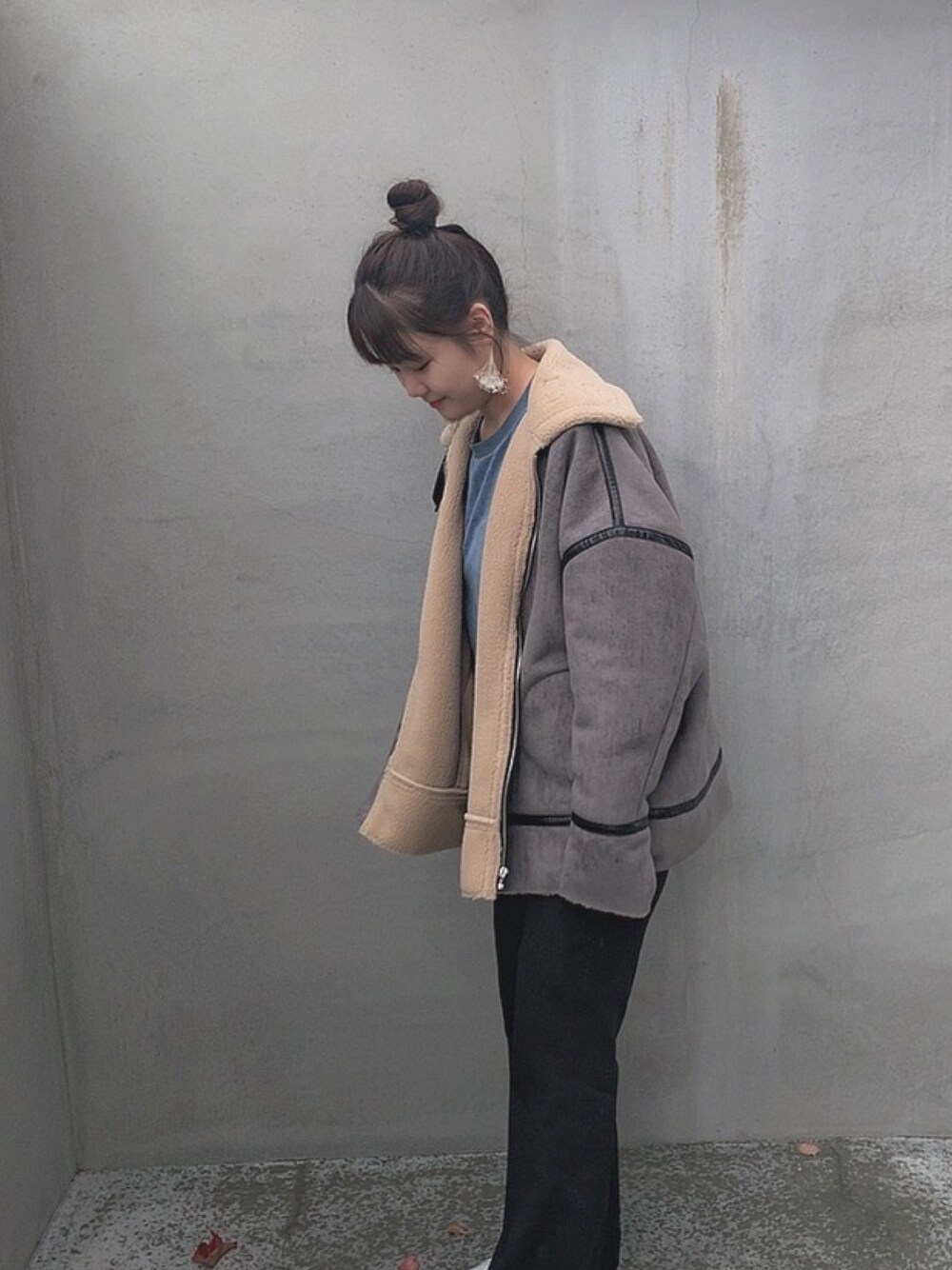 「年末WEAR感謝祭、おしゃれさんと繋がりたい、ootd、ムートンジャケット、スラックスパンツ、冬コーデ」｜「WHO'S WHO galleryのフェイクムートンジャケット（ムートンコート、グレー系）」を使った、𝙮𝙪𝙠𝙞𝙣𝙖さん（レディース・162cm）の冬コーディネートの1枚目の写真
