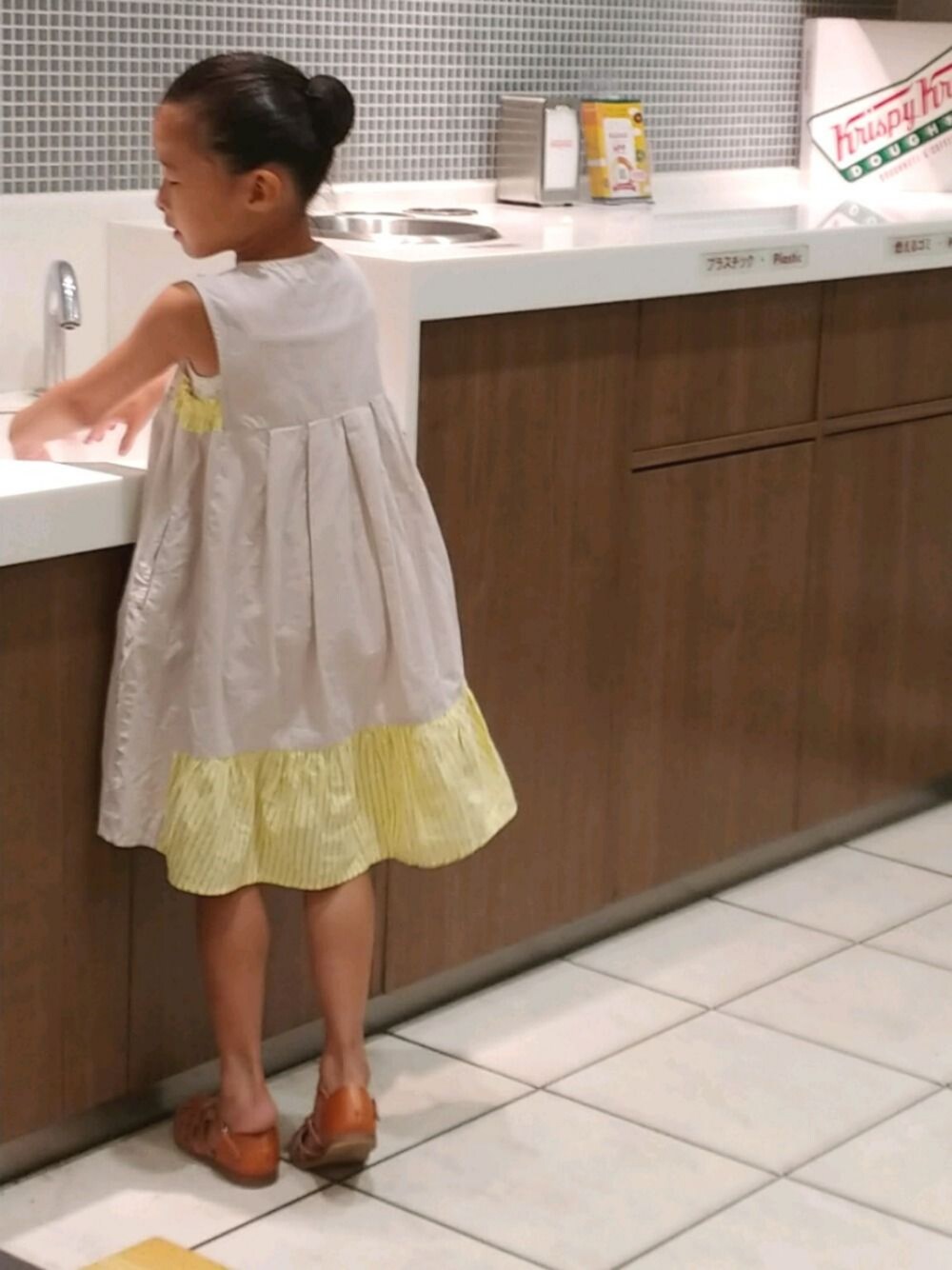 「夏コーデ、ワンピース、シンプルコーデ、女の子、サンダル」｜「allolun.のフリル配色ワンピース（ワンピース、グレー系）」を使った、Mさん（キッズ・110cm）の夏コーディネートの1枚目の写真