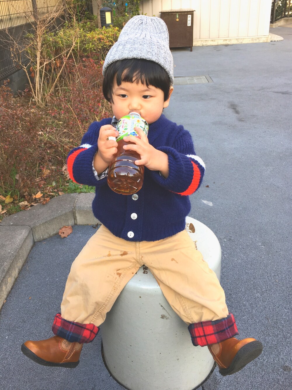 「キッズコーデ、ニット、おとこのこ、UNIQLO、カーゴパンツ、カーディガン、爽健美茶、kids、公園、ニット帽」｜「Leeのアイテム（カーディガン/ボレロ、ブルー系）」を使った、たいぺーさん（キッズ・90cm）の冬コーディネートの1枚目の写真