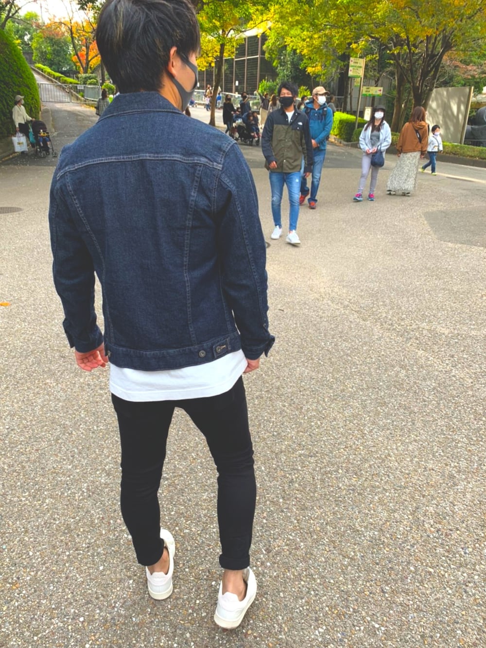 ブルー系のデニムジャケット、ホワイト系のデニムパンツ、ホワイト系のスニーカーを着用したメンズの冬コーディネートの1枚目の写真