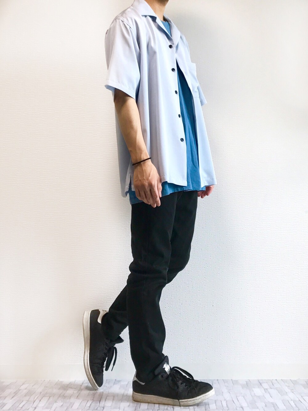 ブルー系のTシャツ/カットソー、ブルー系のシャツ/ブラウス、ブラック系のその他パンツを着用したメンズの夏コーディネートの1枚目の写真