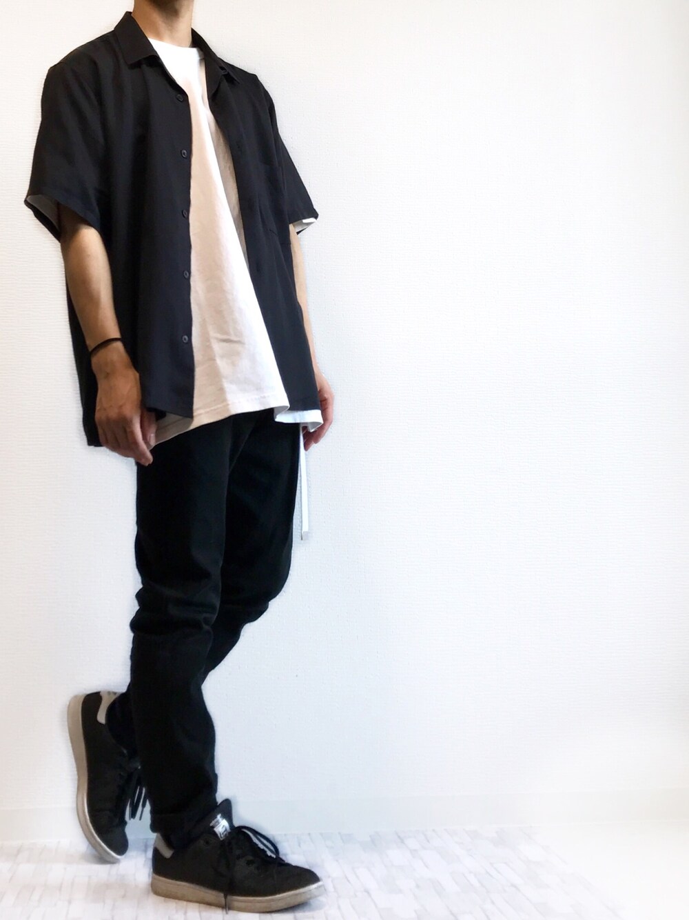 ホワイト系のTシャツ/カットソー、ブラック系のトップス、ブラック系のその他パンツを着用したメンズの夏コーディネートの1枚目の写真