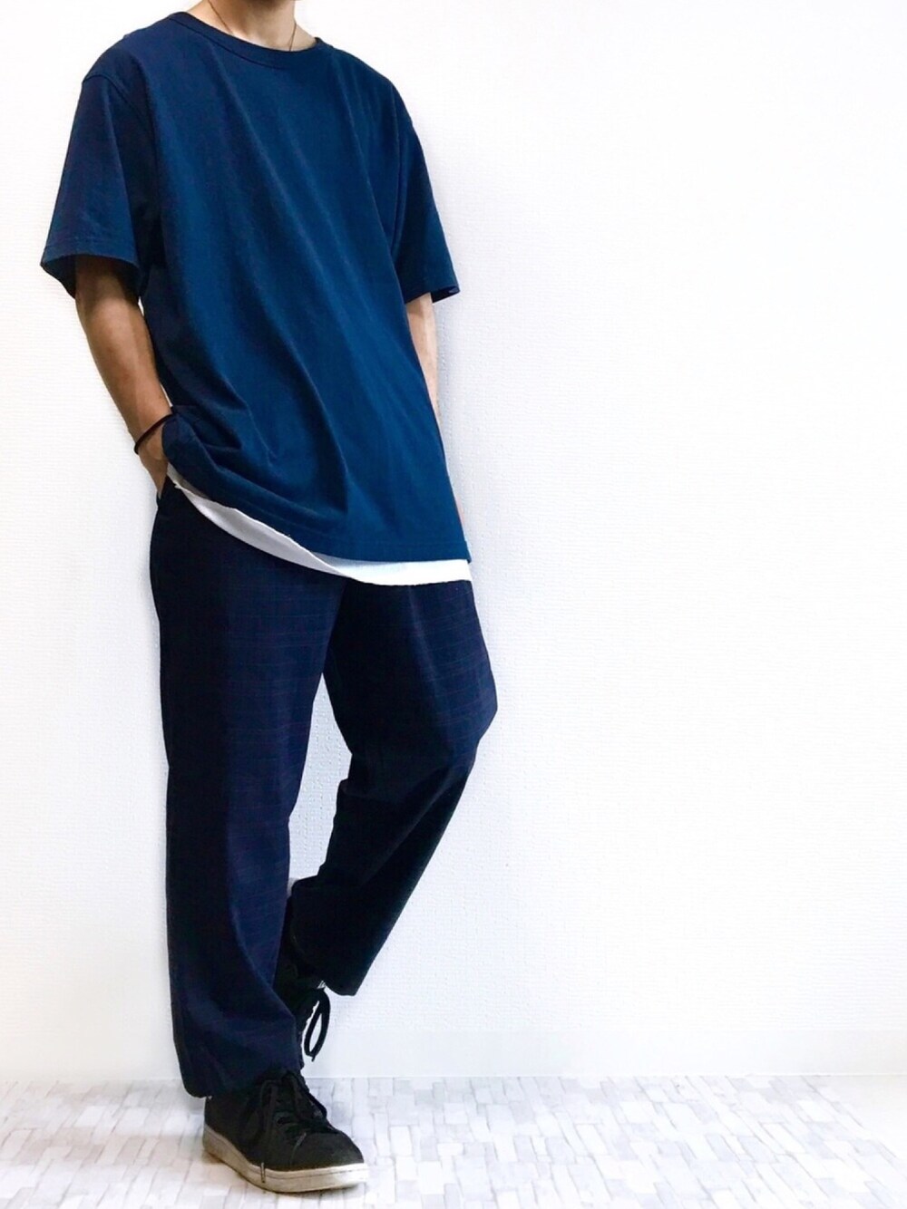 ブルー系のTシャツ/カットソー、ホワイト系のタンクトップ、ブルー系のスラックスを着用したメンズの夏コーディネートの1枚目の写真