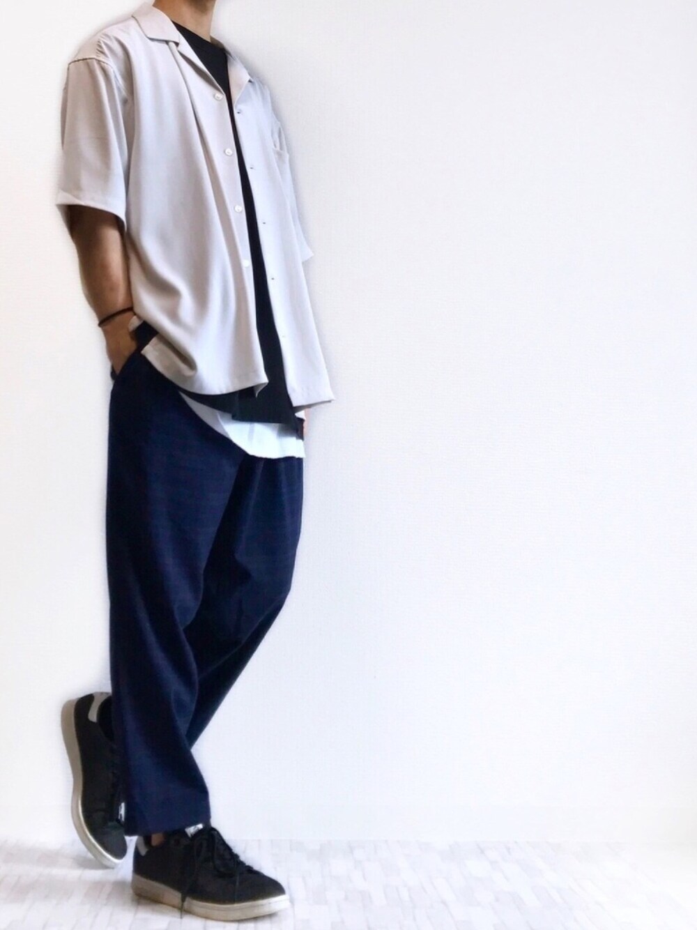 ブラック系のTシャツ/カットソー、グレー系のシャツ/ブラウス、ホワイト系のタンクトップを着用したメンズの夏コーディネートの1枚目の写真