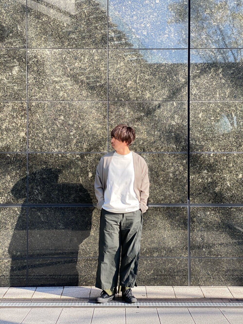 「オトナカジュアル、カジュアル、marka、MARKAWARE、STUDIOUS、N.HOOLYWOOD、春夏コーデ、シンプルコーデ、カジュアルコーデ、ワイドパンツ」｜「markaの【marka】ミニマリストカーディガン （セットアップ対応）/ M20A-05SH01C（カーディガン/ボレロ、ベージュ系）」を使った、takuyamizuguchiさん（メンズ・178cm）の春コーディネートの1枚目の写真