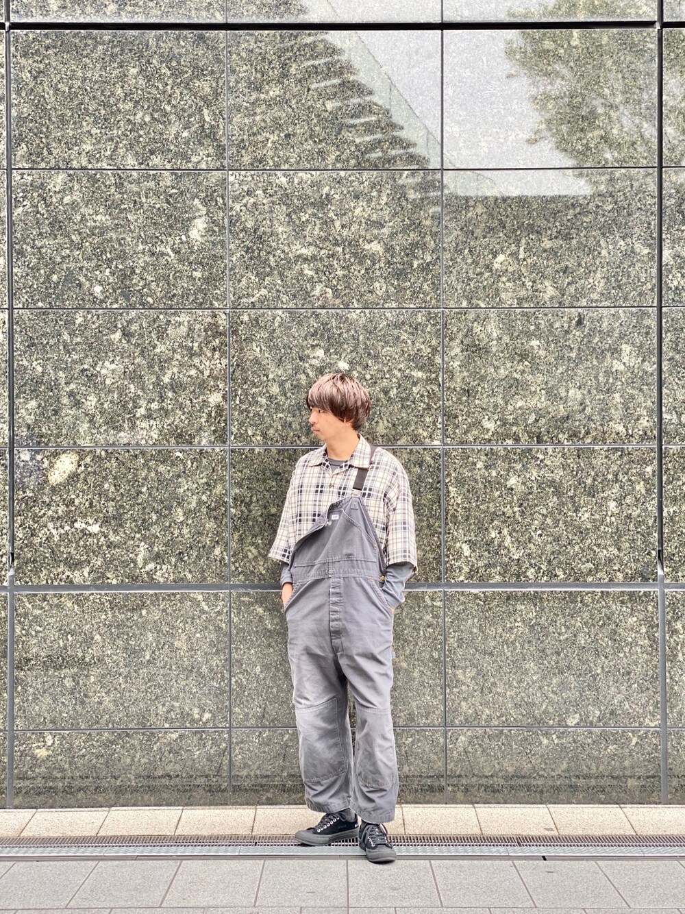 「N.HOOLYWOOD、STUDIOUS、オーバーオール、オーバーオール男子、オトナカジュアル、春コーデ、ゆるコーデ、チエックシャツ、オーバーサイズ、ビッグシルエット」｜「N.HOOLYWOODのSPRING2020 HALF SLEEVE SHIRT（シャツ/ブラウス、ベージュ系）」を使った、takuyamizuguchiさん（メンズ・178cm）の春コーディネートの1枚目の写真
