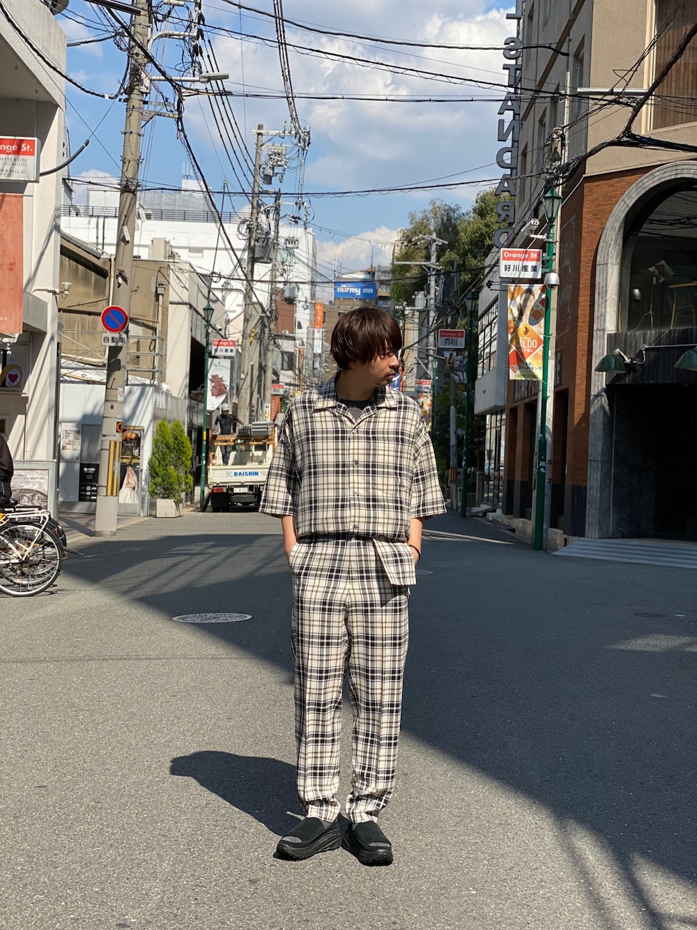 「N.HOOLYWOOD、UGG、STUDIOUS、セットアップ、オールインワン、チェック、チェックシャツ、チェックパンツ、大人カジュアル、シンプルコーデ」｜「N.HOOLYWOODのSPRING2020 HALF SLEEVE SHIRT（シャツ/ブラウス、ベージュ系）」を使った、takuyamizuguchiさん（メンズ・178cm）の春コーディネートの1枚目の写真