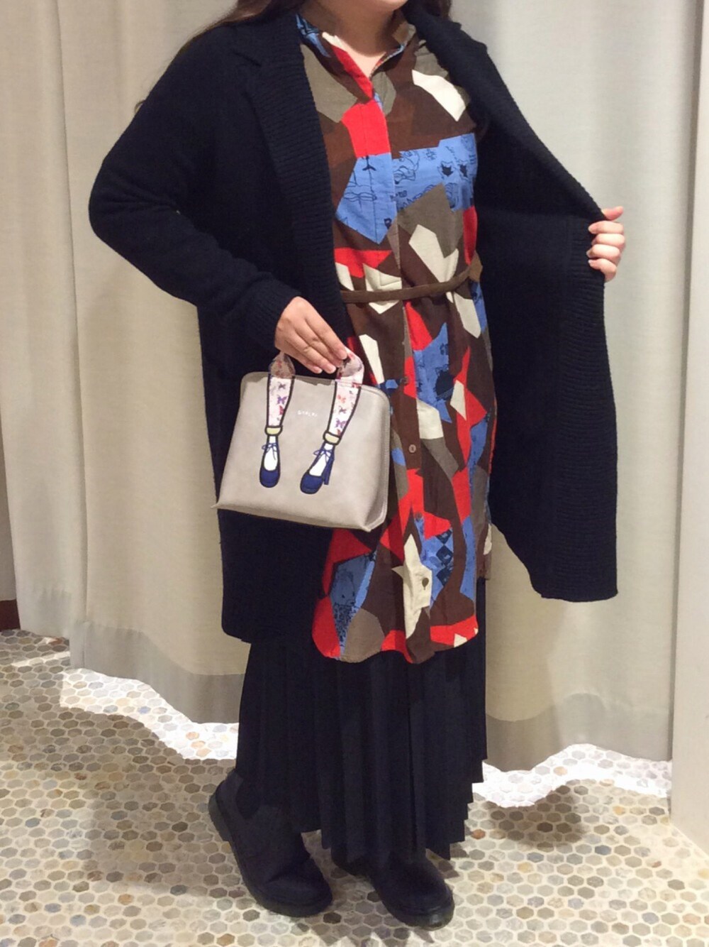 ブラック系のカーディガン/ボレロ、グレー系のハンドバッグ、ブルー系のワンピースを着用したレディースの冬コーディネートの1枚目の写真