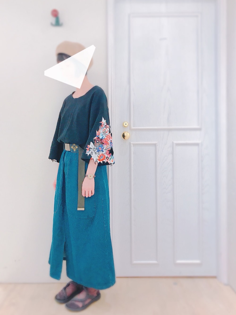 ブラック系のTシャツ/カットソー、ブルー系のデニムスカート、ブラック系のサンダルを着用したレディースの夏コーディネートの1枚目の写真