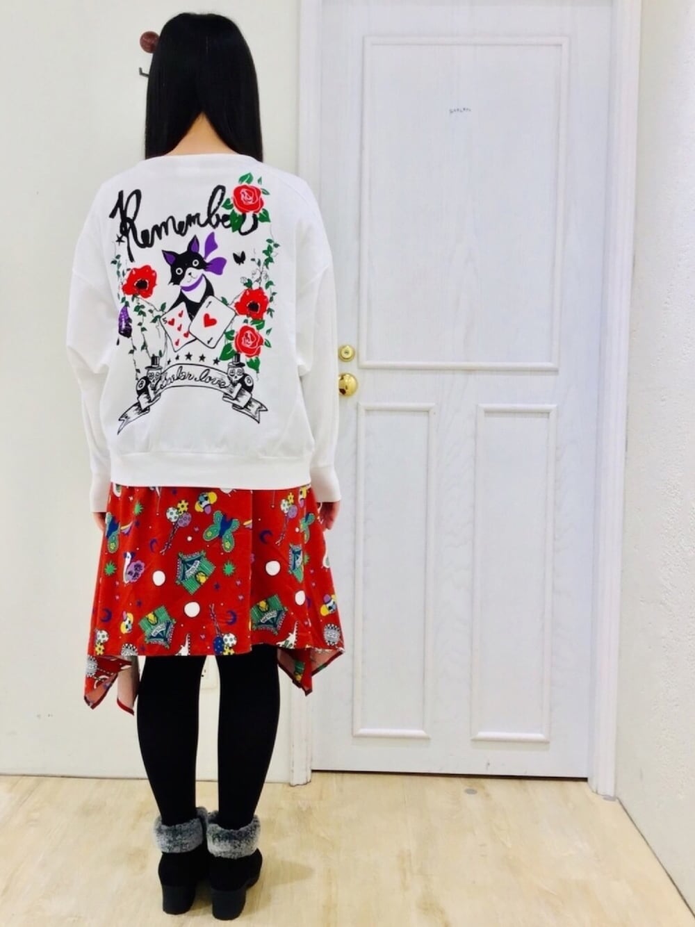 「ScoLar、スカラー、春、新作コーデ、サーカス柄、スタッフセンバツ」｜「ScoLarのネコプリントプルオーバー（Tシャツ/カットソー、ホワイト系）」を使った、スカラーあべのソラハ店さん（レディース・160cm）の冬コーディネートの1枚目の写真