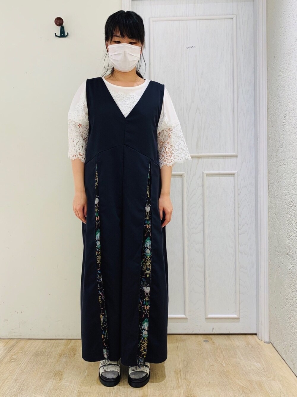 ブルー系のサロペット/オーバーオール、ホワイト系のTシャツ/カットソーを着用したレディースの夏コーディネートの1枚目の写真