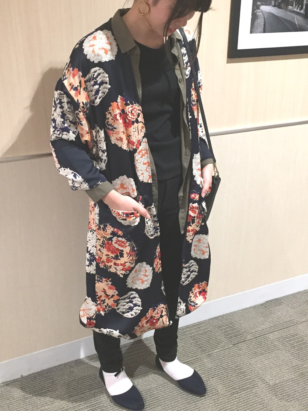 「ZARA、和柄、キモノガウン、黒コーデ、黒スキニー、ユニクロ、ガウン、カーキシャツ、春コーデ」｜「LOWRYS FARMのフープアレンジイヤリング　747093（イヤリング、ブラウン系）」を使った、ちかさん（レディース・163cm）の春コーディネートの1枚目の写真