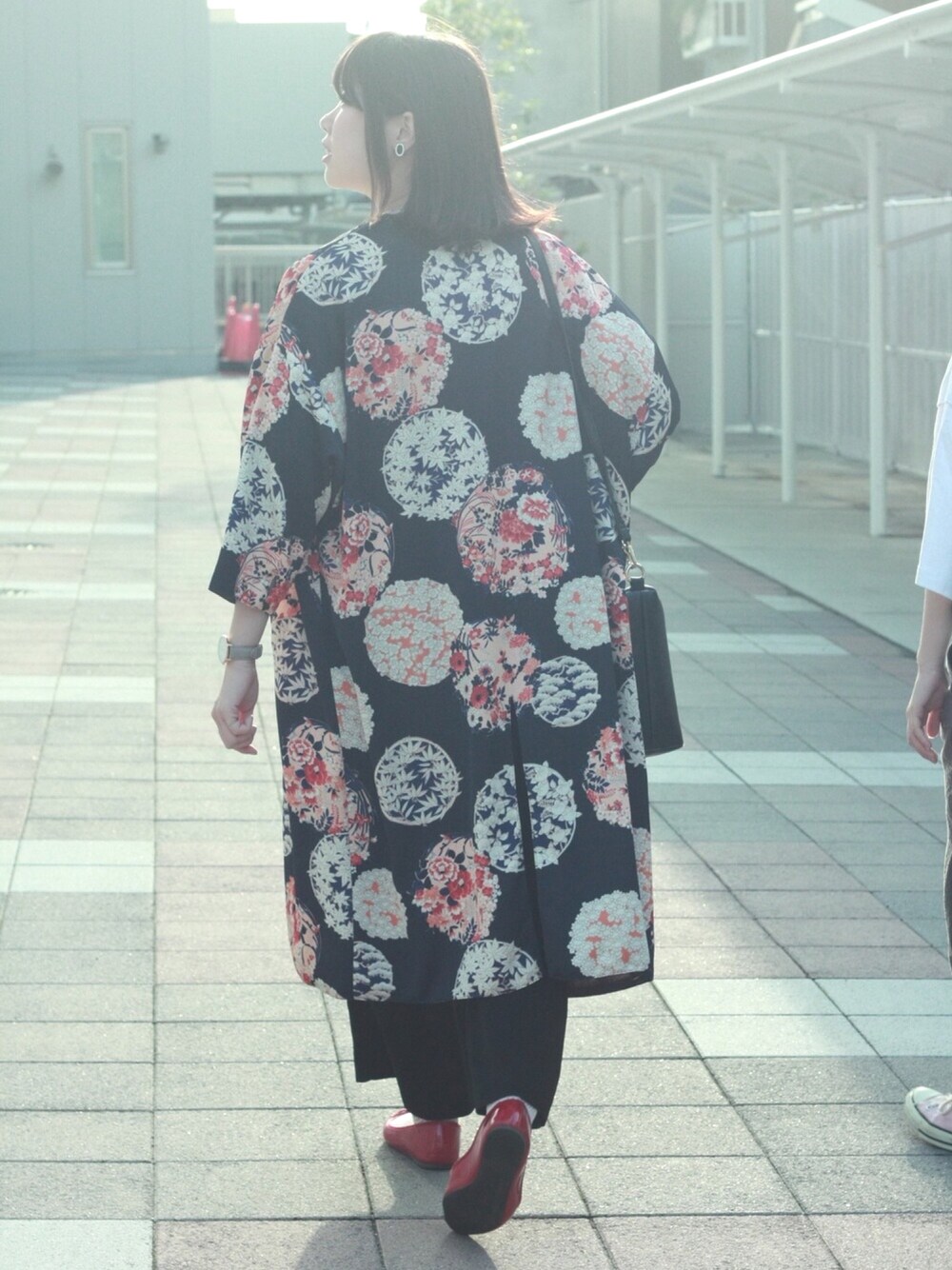 「ZARA、和柄、モダン、黒、ロングカーディガン、ガウン、花柄、パンプス、赤」｜「ZARAのアイテム（ジャケット/アウター、ブルー系）」を使った、ちかさん（レディース・163cm）の春コーディネートの1枚目の写真