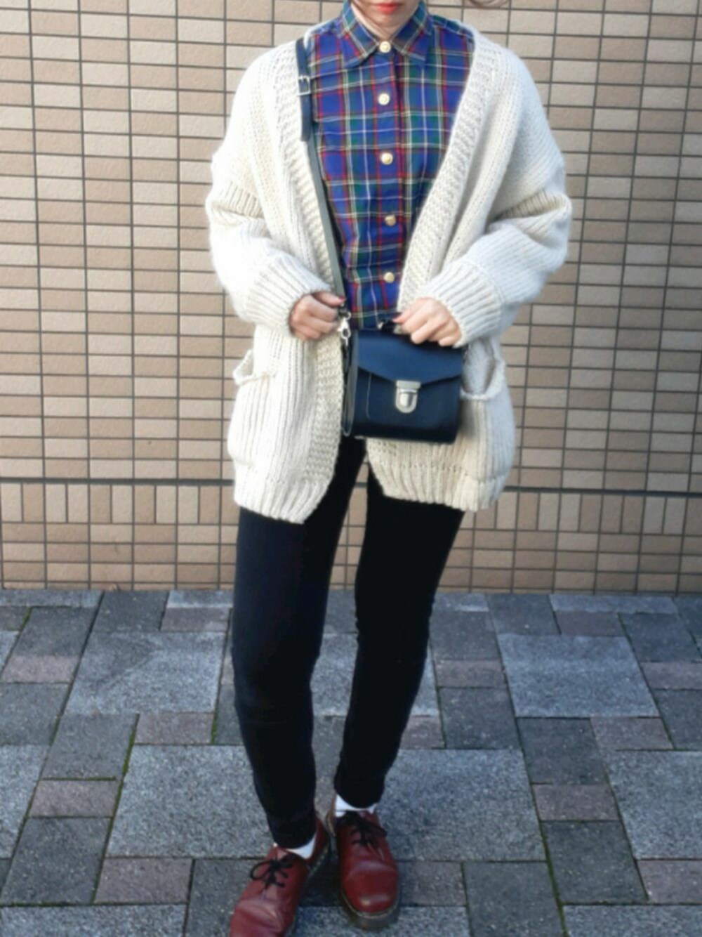 「チェック柄に恋してる、秋服、カジュアルコーデ、古着、冬コーデ、ベージュ、チェック、ユニクロ、チェックシャツ」｜「UNIQLOのハイライズスキニーアンクルジーンズ（ビューティーコンプレッション・丈標準68cm）（デニムパンツ、ブラック系）」を使った、ちかさん（レディース・163cm）の秋コーディネートの1枚目の写真