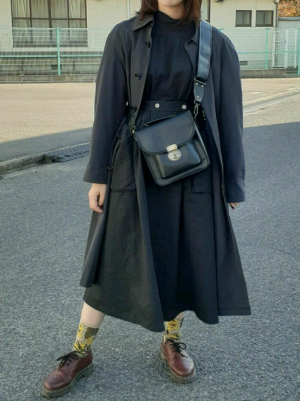 「休日スタイル、秋冬コーデ、秋のコーデ、黒、ドクターマーチン、オールブラック、スクエアバッグ、foufou、モード」｜「kentohashiguchiのアイテム（ショルダーバッグ、ブラック系）」を使った、ちかさん（レディース・163cm）の秋コーディネートの1枚目の写真
